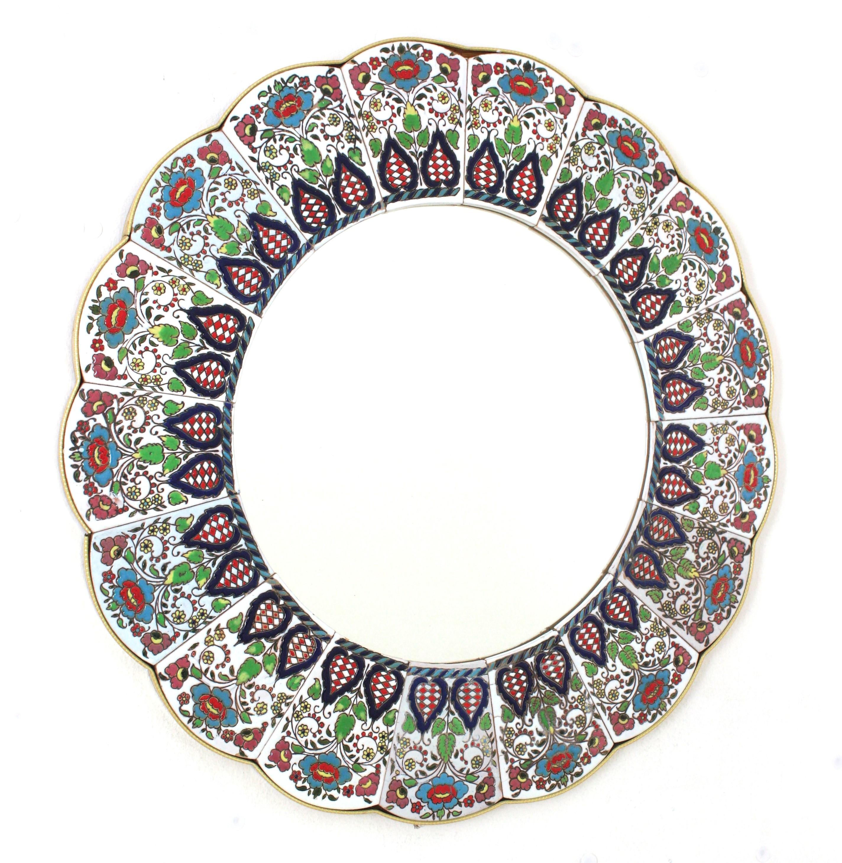 Miroir en céramique émaillée Majolica de style moderne du milieu du siècle. Fabriqué en Espagne, années 1960.
Forme de fleur festonnée et cadre coloré.
Ce miroir mural artisanal est composé de carreaux de céramique émaillée avec des décorations