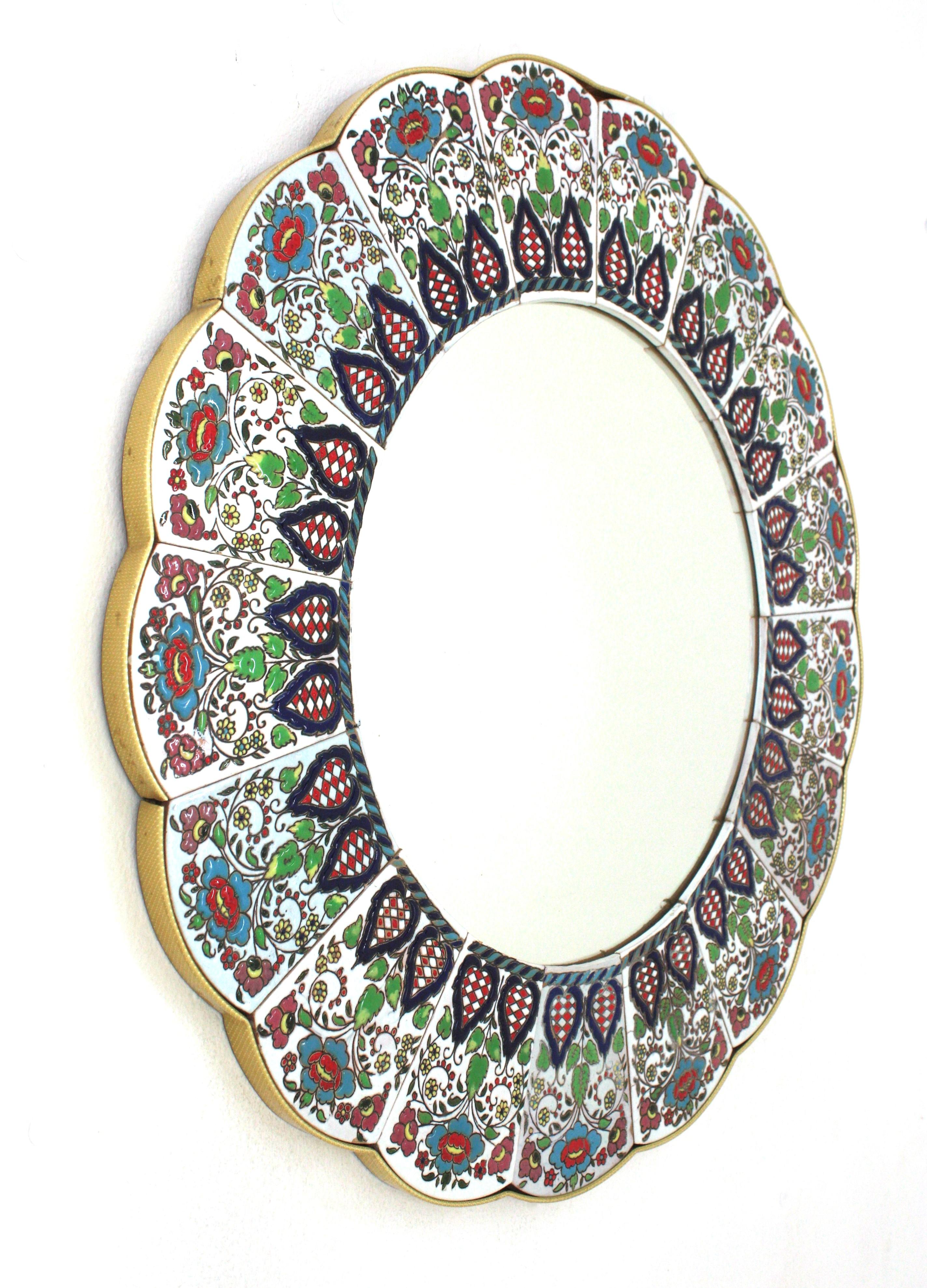 Espagnol Miroir festonné avec cadre floral feuillagé multicolore peint à la main en vente