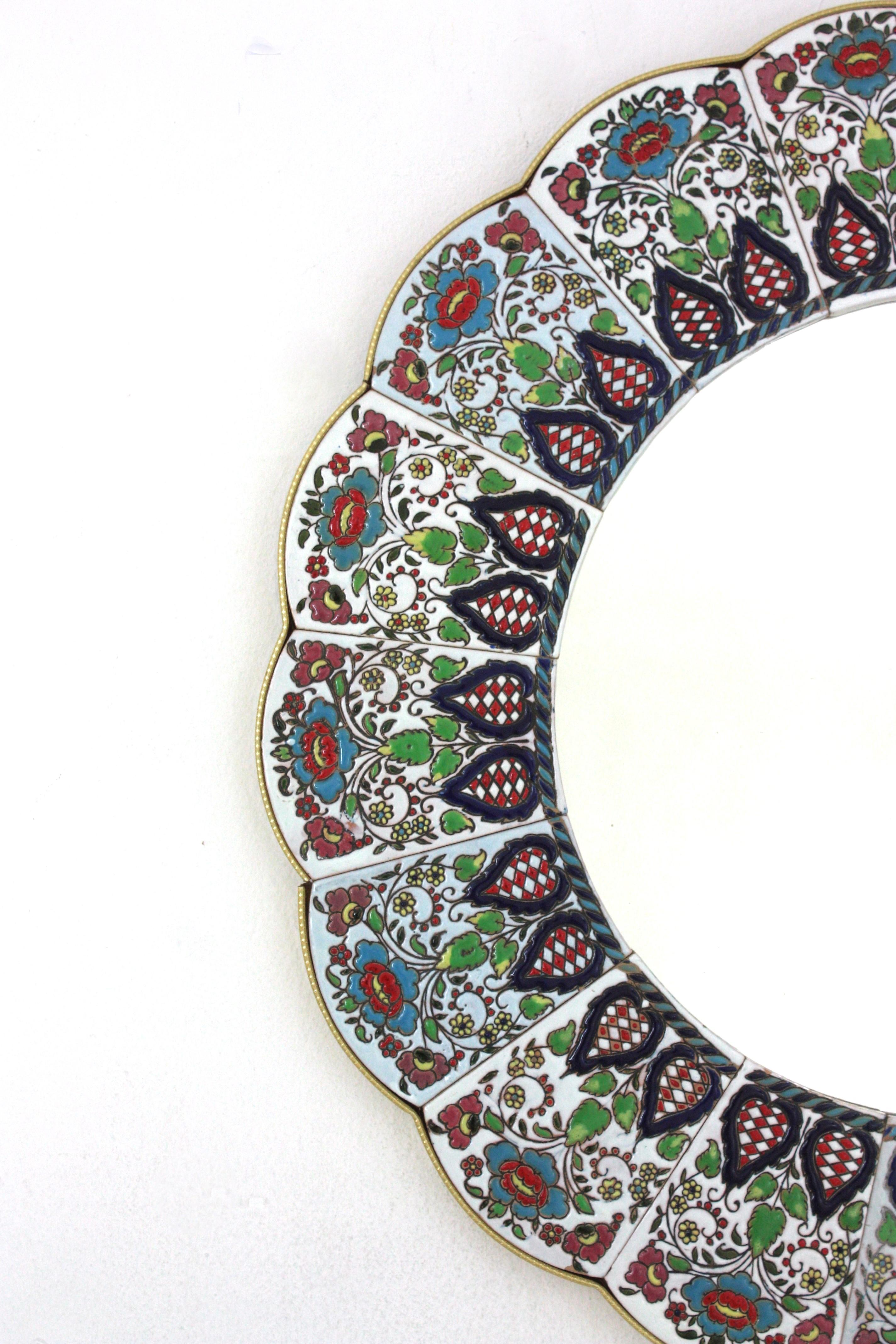 Miroir festonné avec cadre floral feuillagé multicolore peint à la main Bon état - En vente à Barcelona, ES