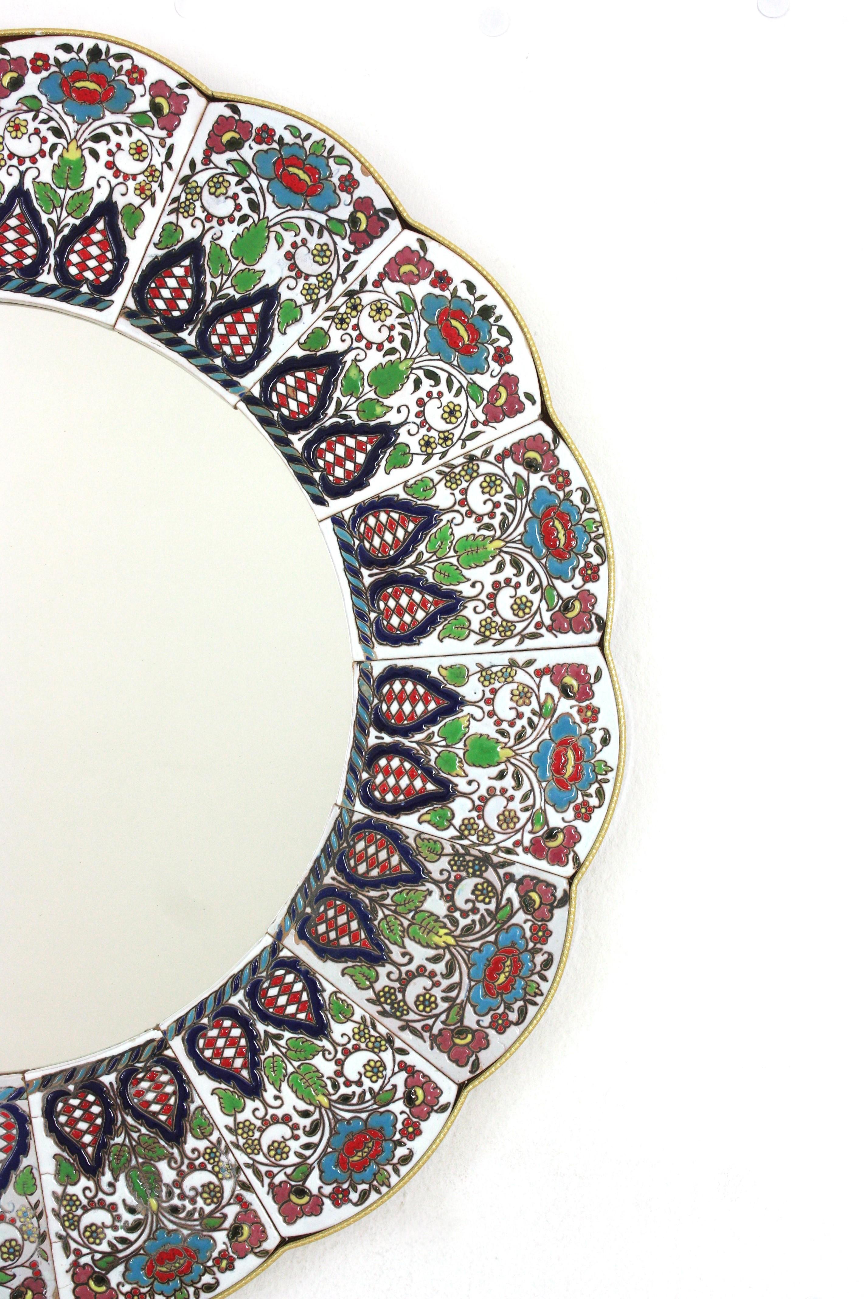 20ième siècle Miroir festonné avec cadre floral feuillagé multicolore peint à la main en vente
