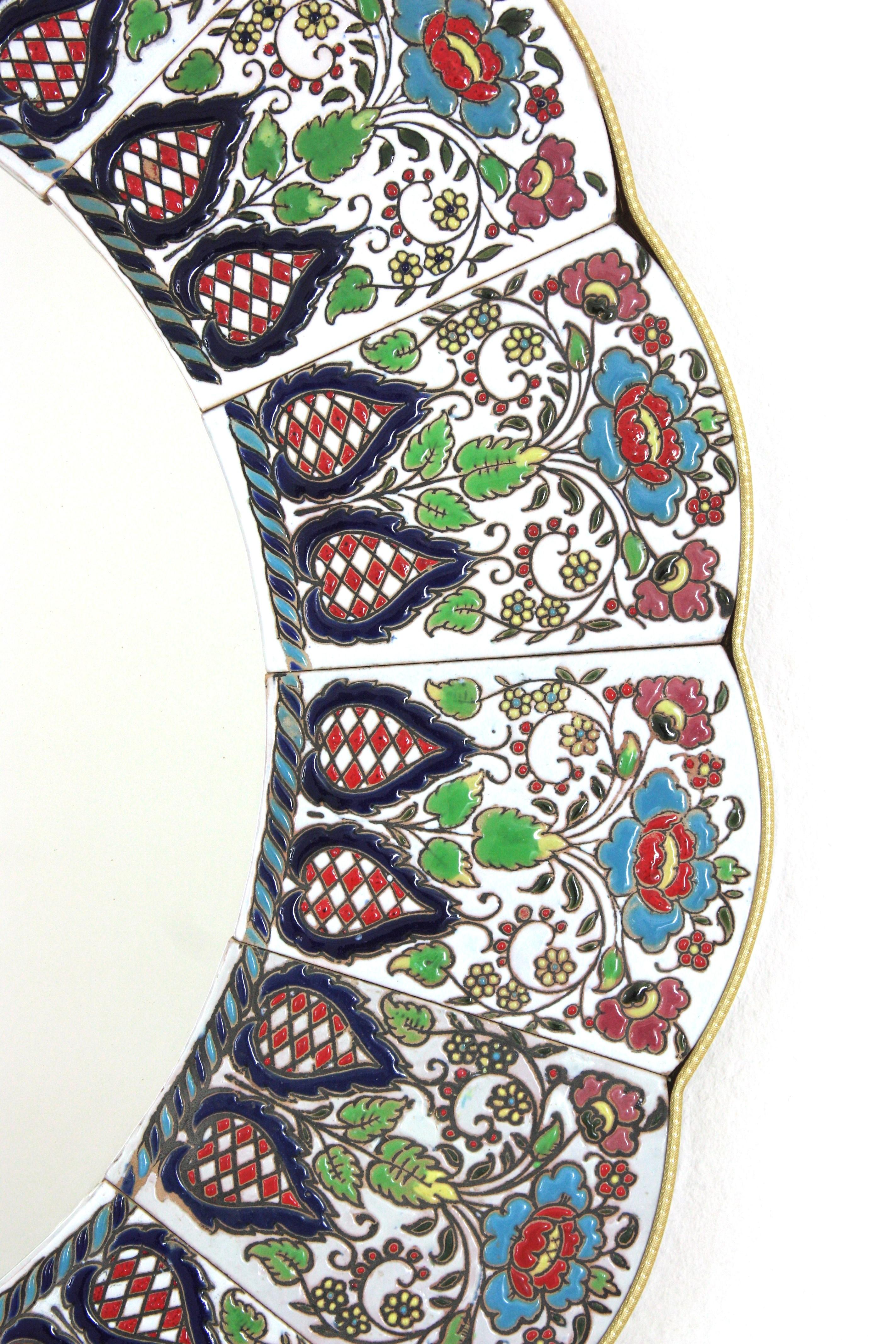 Miroir festonné avec cadre floral feuillagé multicolore peint à la main en vente 1