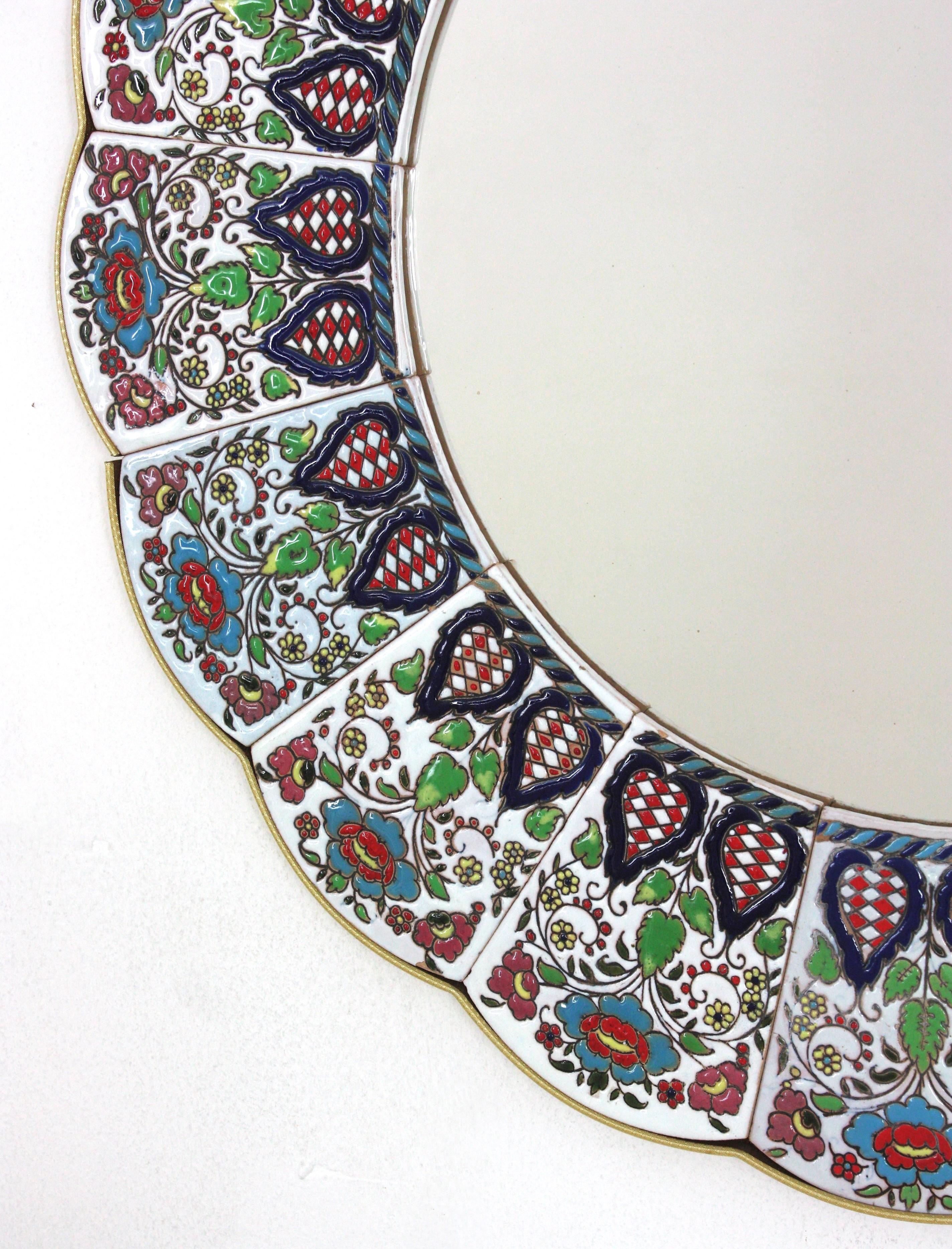 Miroir festonné avec cadre floral feuillagé multicolore peint à la main en vente 2