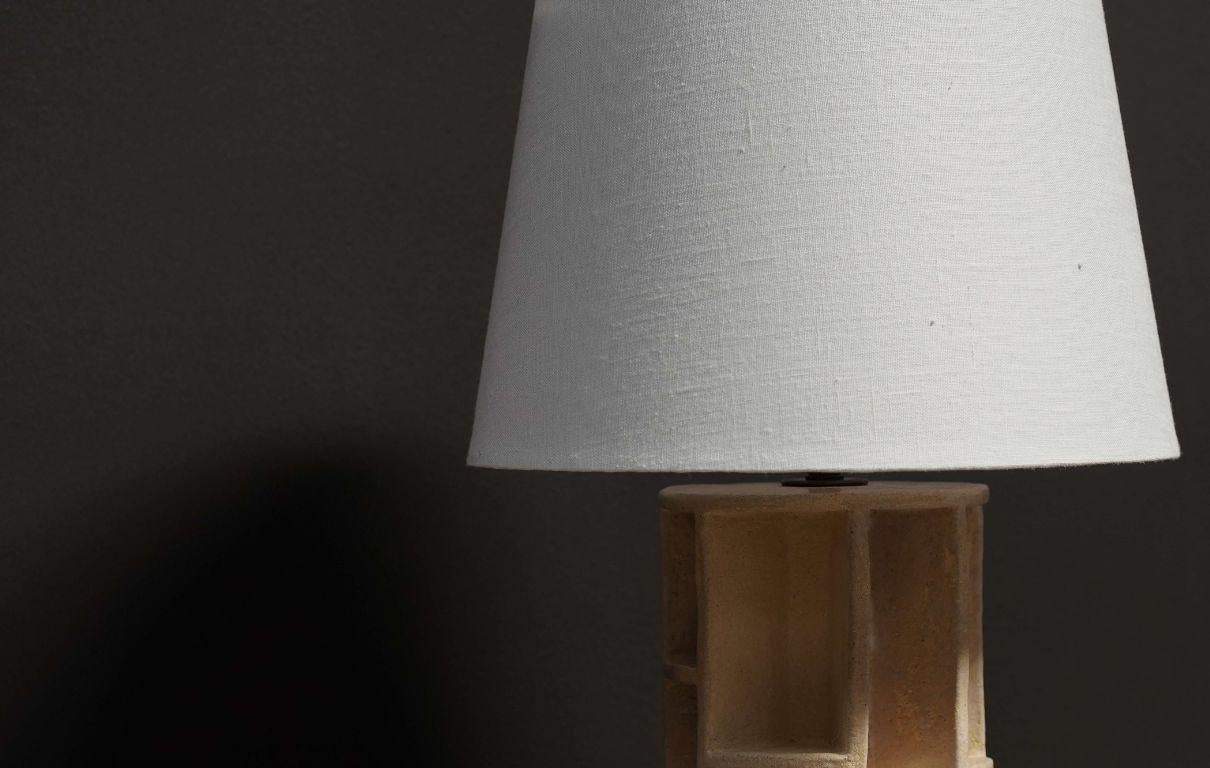 Lampe ronde sculpturale, crème Neuf - En vente à Los Angeles, CA