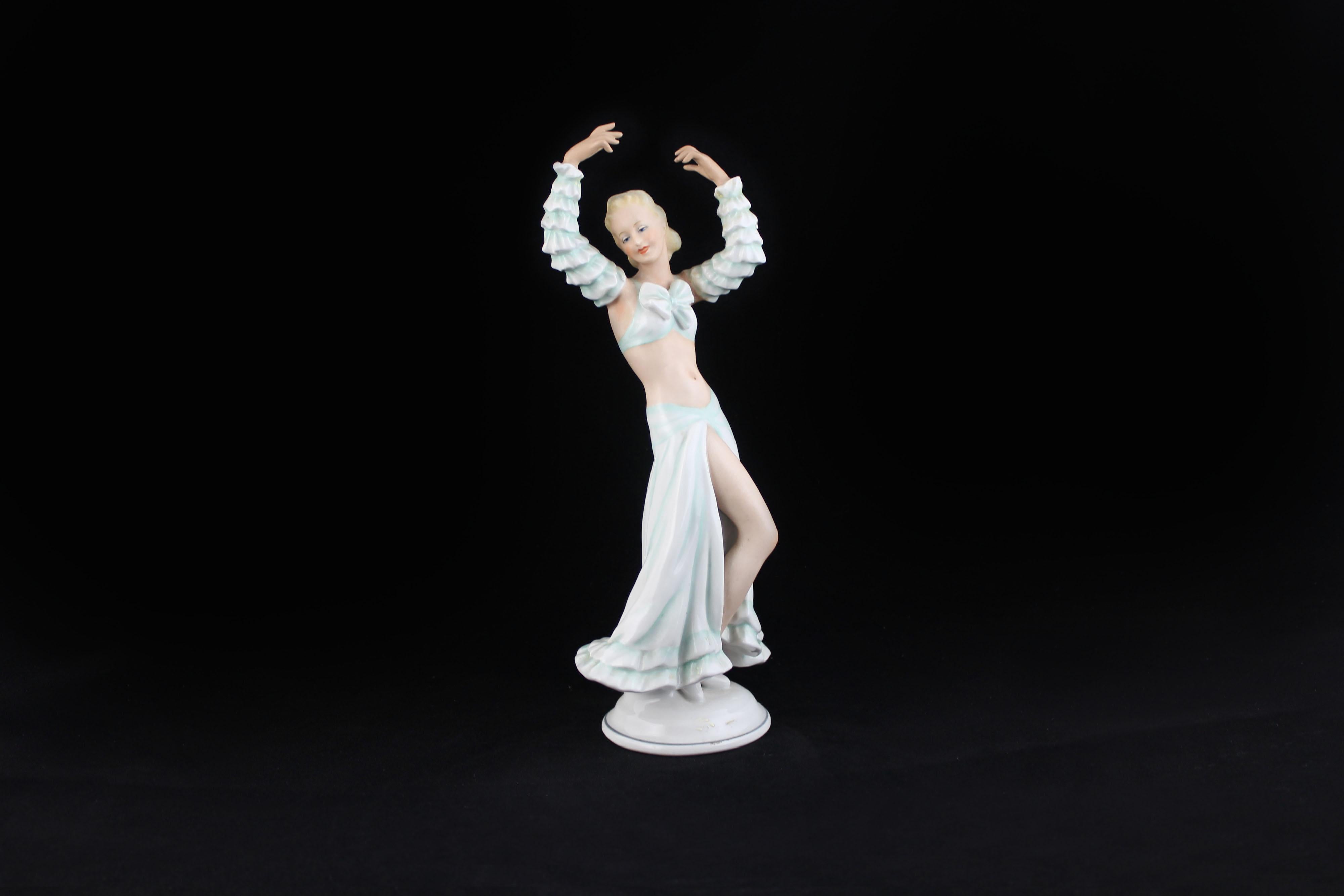 Ballerina im weißen Kleid mit wassergrünen Reflexen von Chaubach Kunst.
