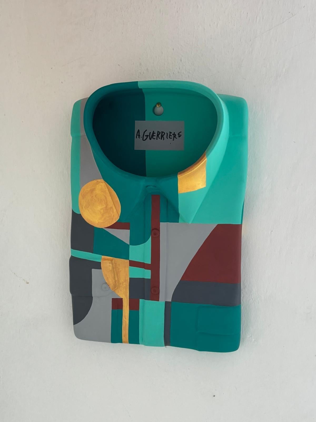 Camisa plegada de escayola con formas geométricas pintada a mano en colores pastel y mate. Producción de alquimia. Pintado a mano. Pieza única.

Biografía
En 1976, Alessandro y Adriana Guerriero fundaron Alchimia, el primer ejemplo de fabricación de