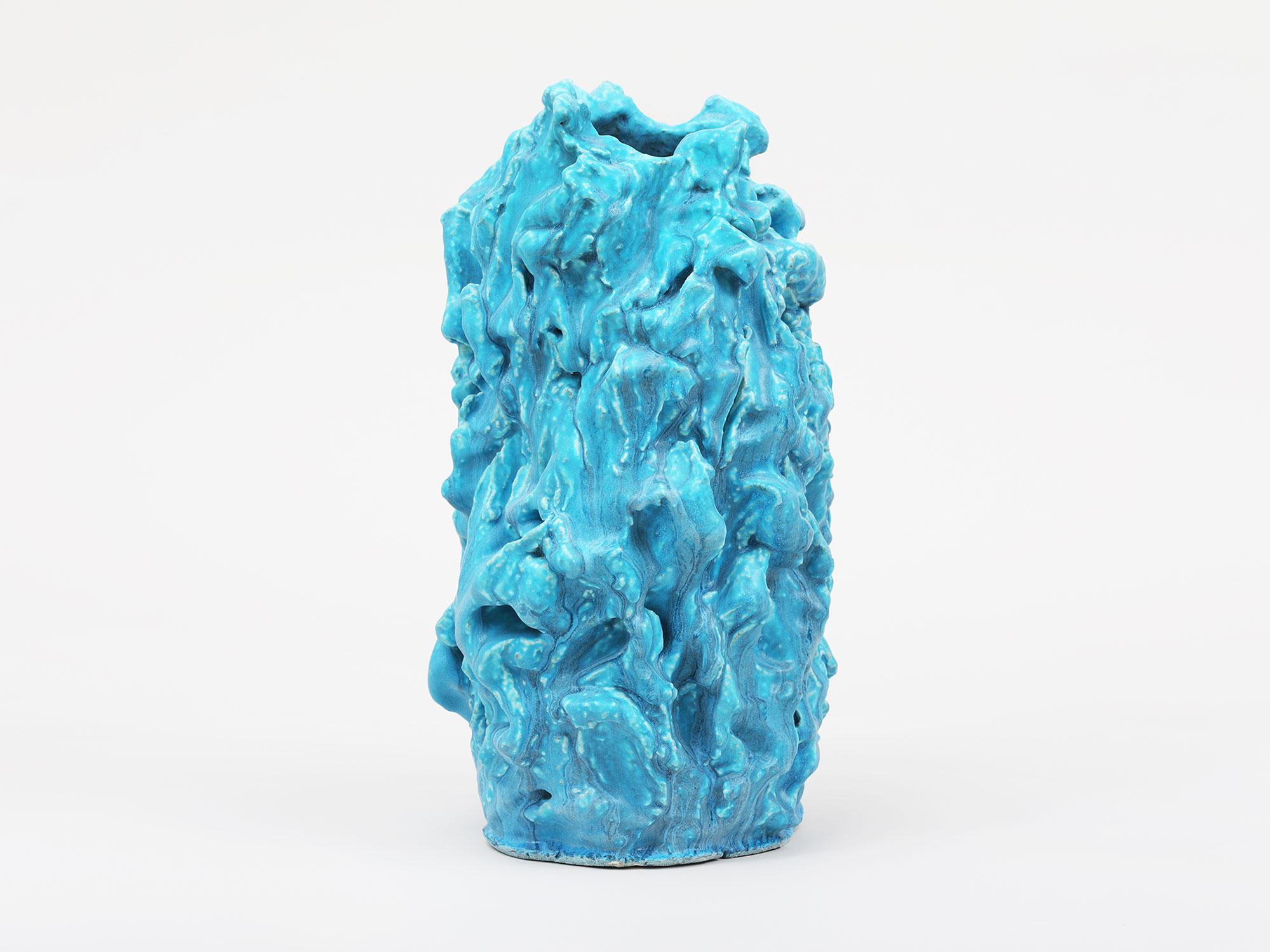 Großformatige, gestische, handgefertigte Keramikskulptur des minimalistischen Malers Guy Corriero aus New York City mit blauer Glasur.