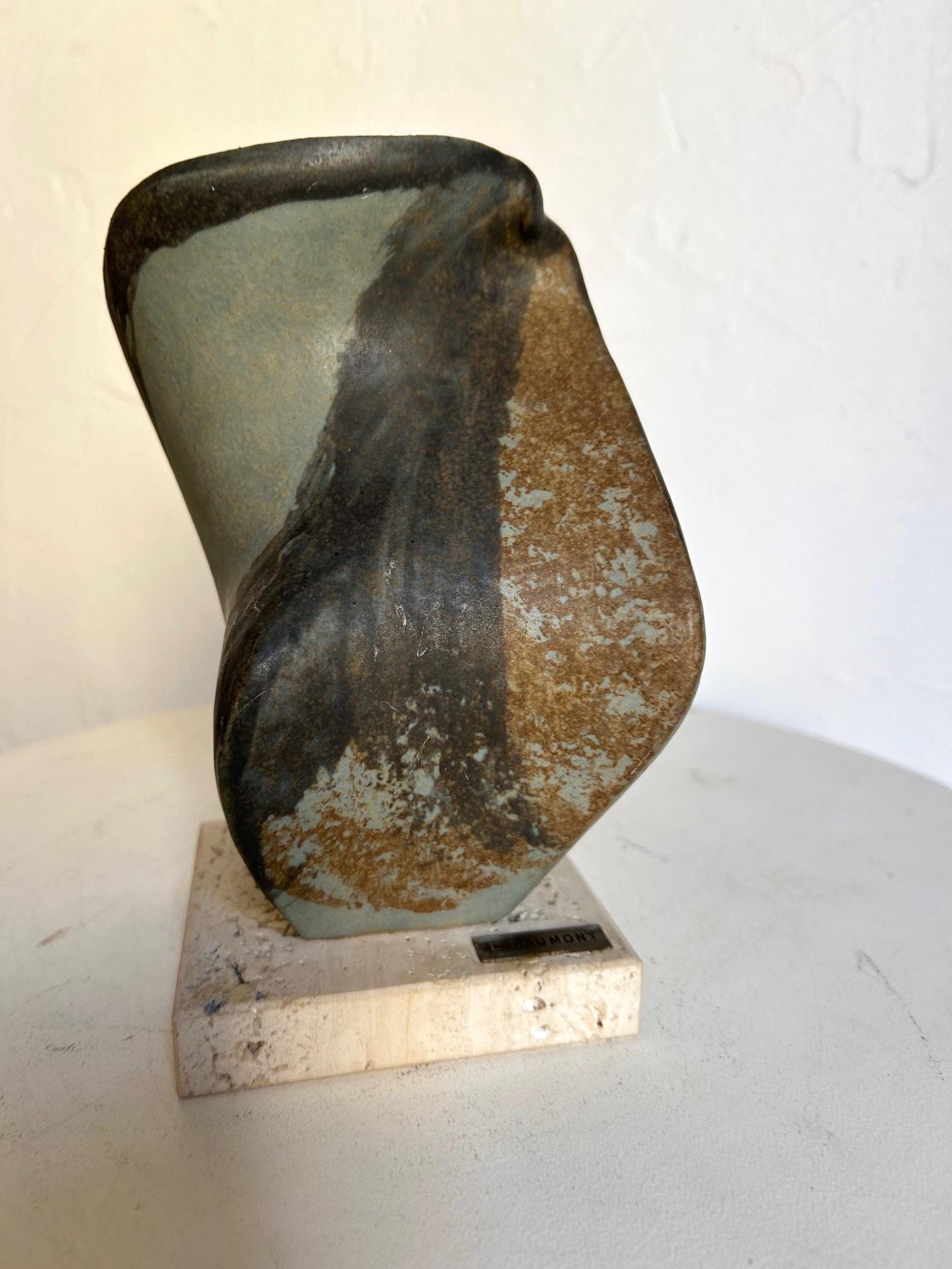 Scultura in ceramica appoggiata su un basamento in travertino di Lilanne Caumont. 
Ha lavorato sulla ceramica per 30 anni quando viveva a Madrid. Al suo ritorno in Francia, negli anni 2000, ha ottenuto il bronzo. A differenza di molti altri artisti,