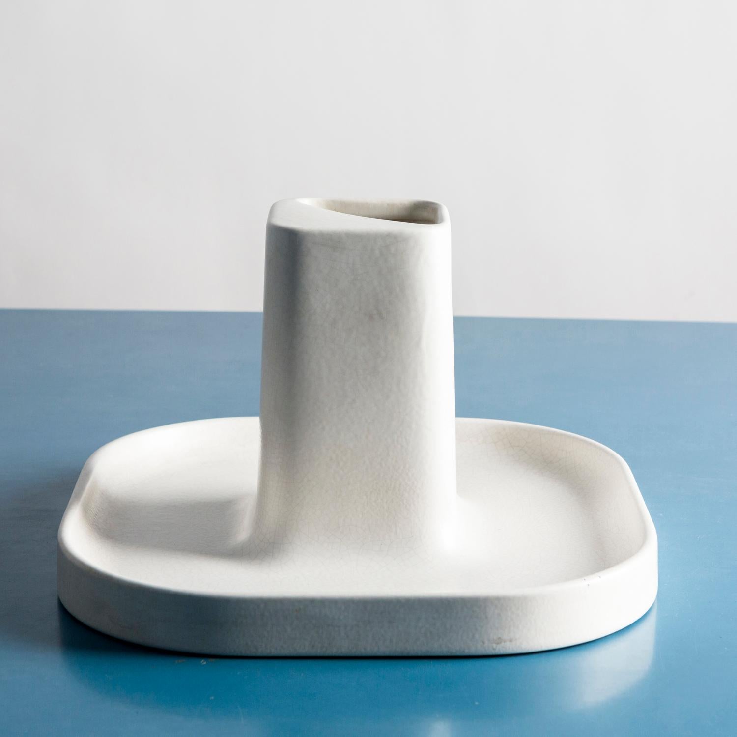 Sculptural white earthenware vase designed in the 1970s by Makio Hasuike for Arnolfo di Cambio.