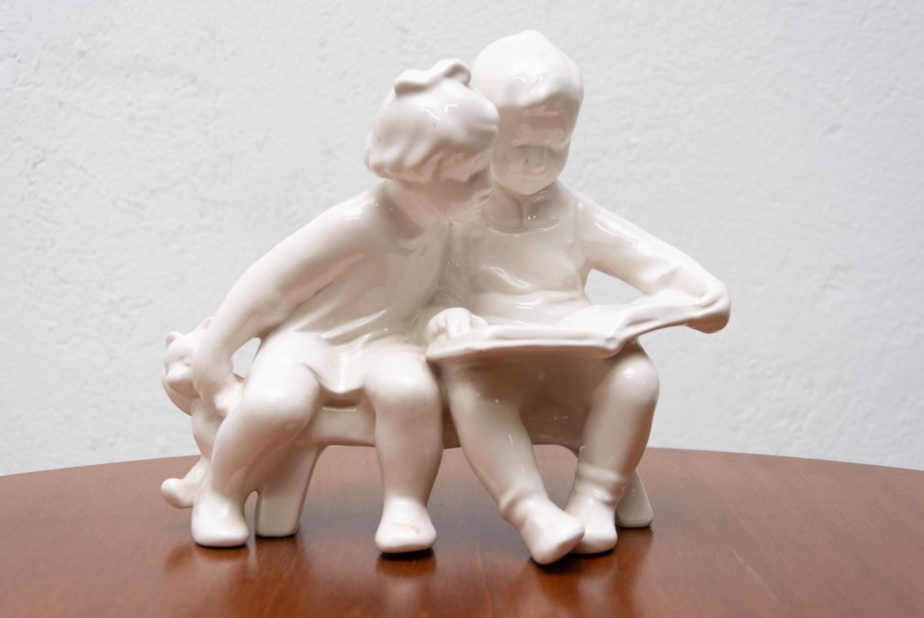 Sculpture en céramique d'enfants avec un livre, réalisée par la société Keramia Znojmo dans l'ancienne Tchécoslovaquie dans les années 1950. La sculpture est réalisée en céramique.
La statuette est en très bon état vintage.