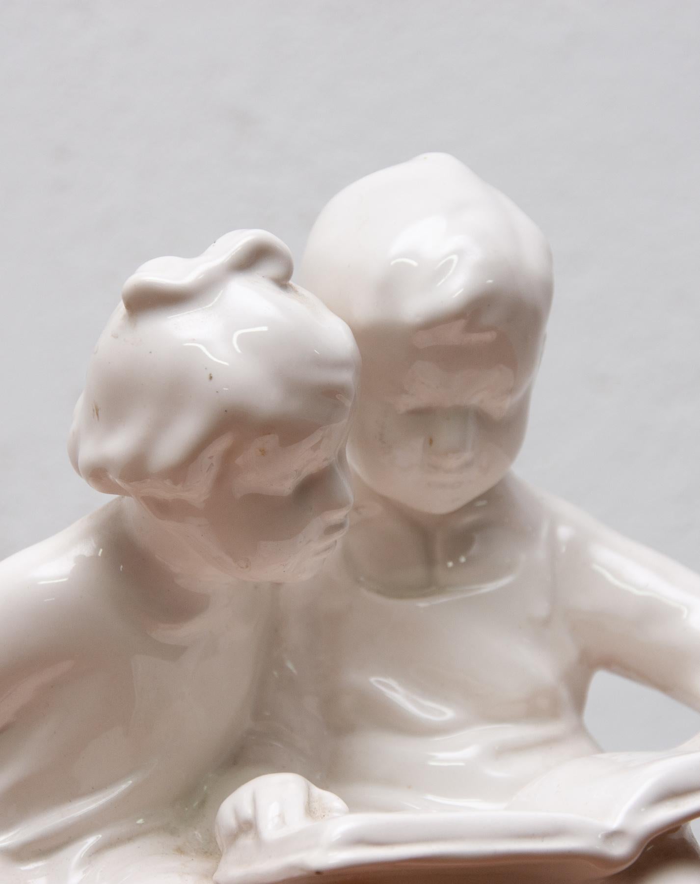 Art Déco Scultura in ceramica Bambini con un libro, 1950, Cecoslovacchia in vendita