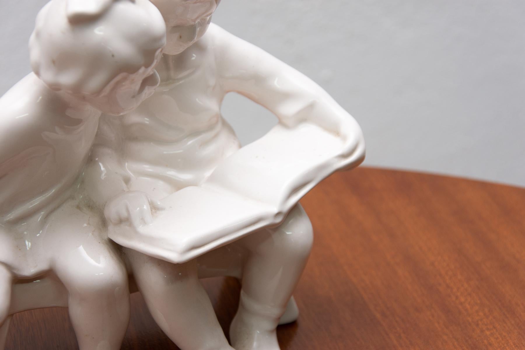 Scultura in ceramica Bambini con un libro, 1950, Cecoslovacchia In condizioni buone in vendita a Prague 8, CZ