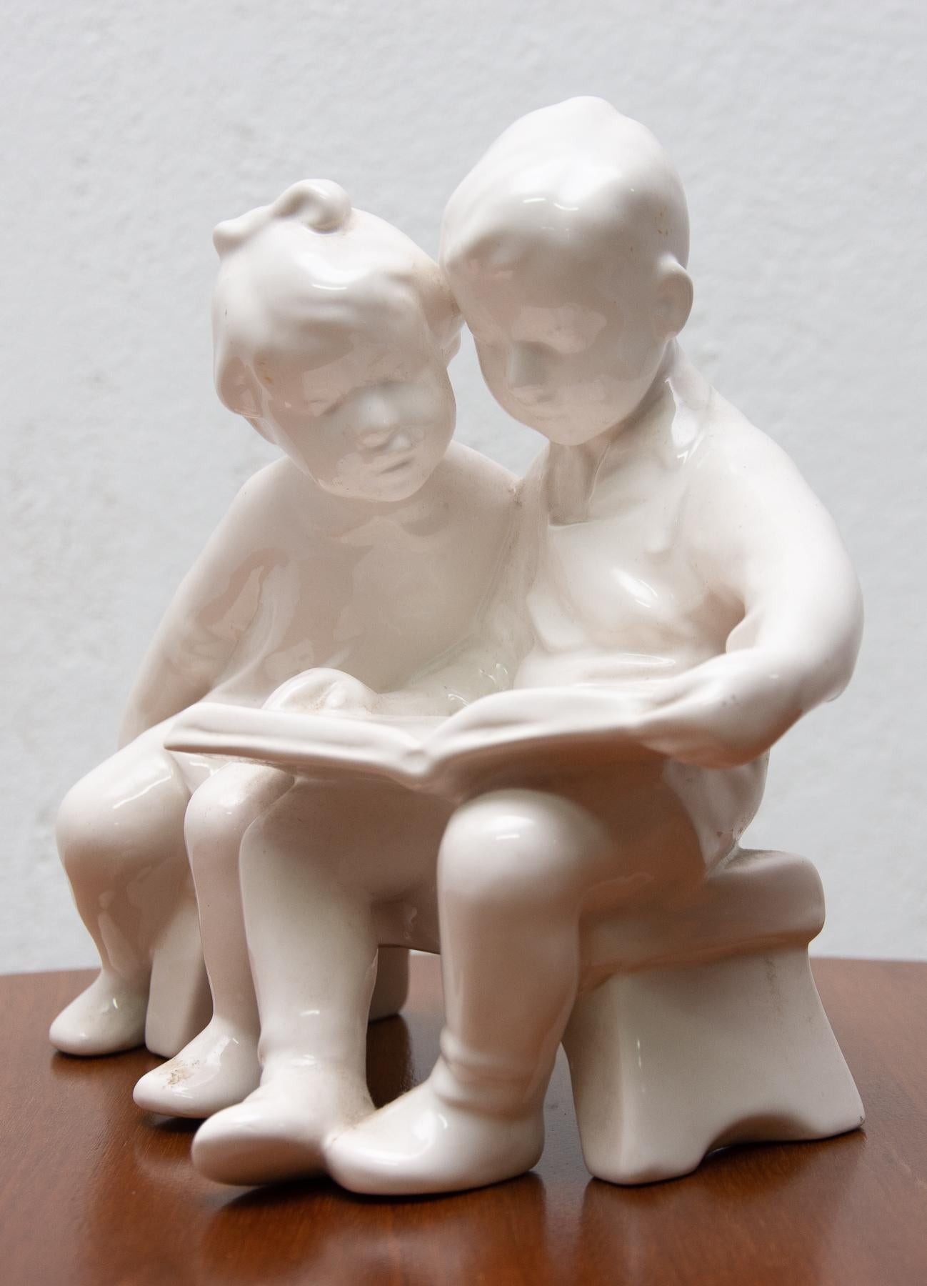 Sculpture en céramique - Enfants avec un livre, années 1950, Tchécoslovaquie en vente 1