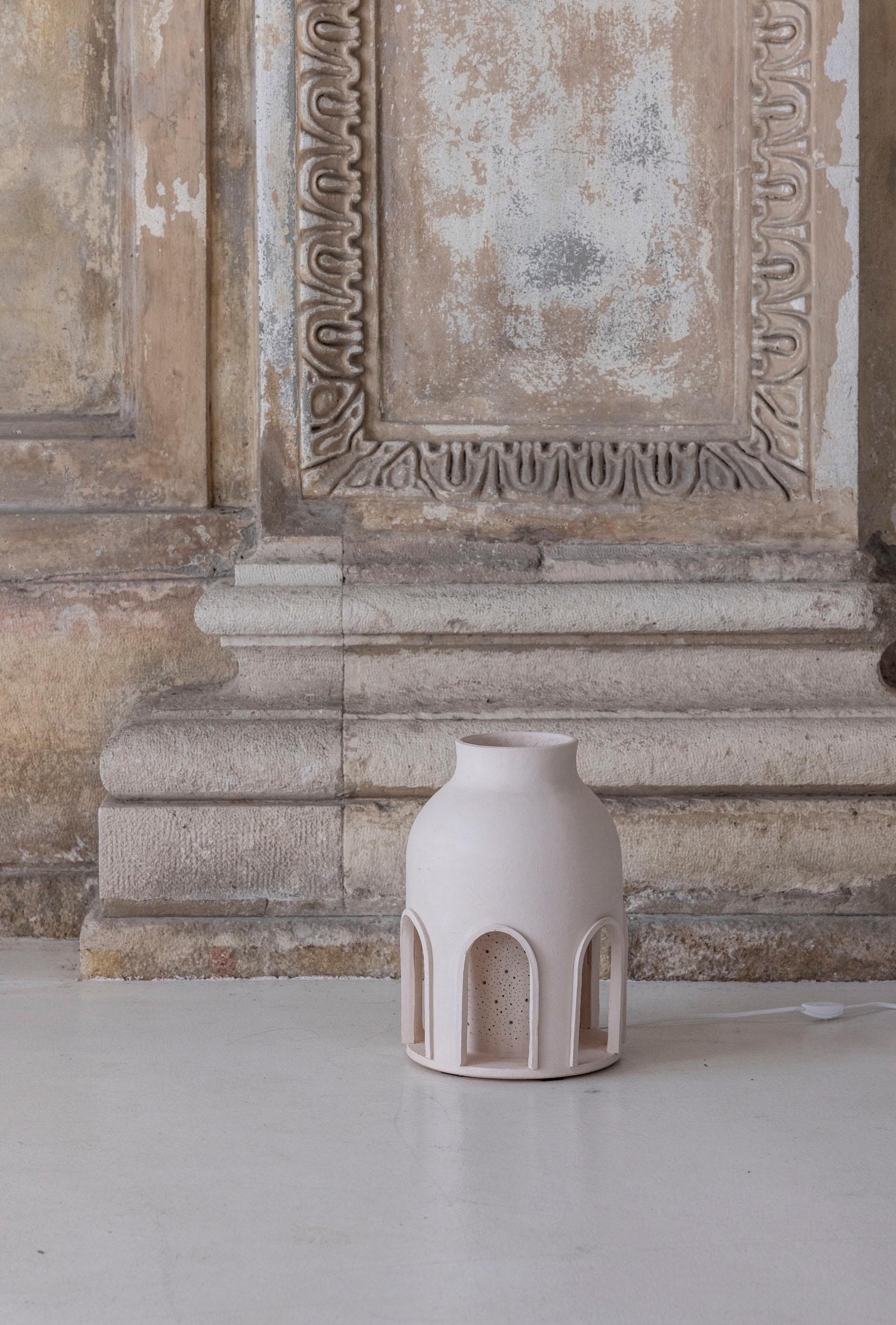 Lampe Chiostro delle Stelle
Une lampe sculpturale en céramique fabriquée à la main selon la technique de l'enroulement. La lumière chaude émane du corps central de la lampe, évoquant l'image poétique d'un ciel étoilé. 

Tonino Negri, né à Lodi en