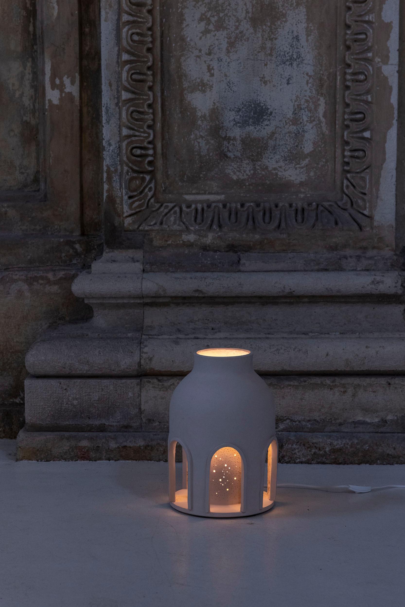 Sculpture en céramique Lampe Chiostro delle Stelle de Tonino Negri, 2025 en vente 1