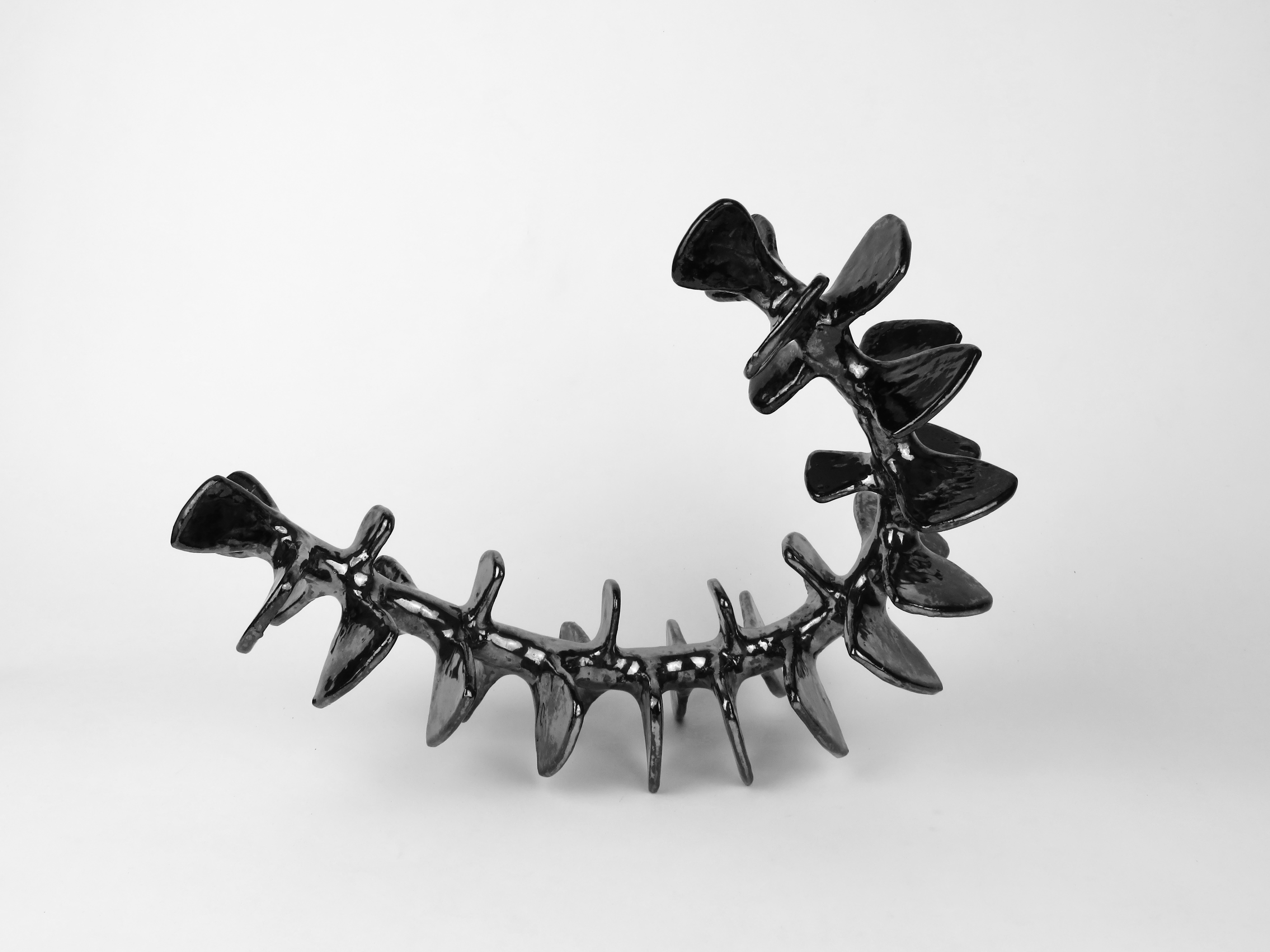 Scultura in ceramica, colonna vertebrale scheletrica curva e in piedi con smalto nero metallizzato in vendita 3