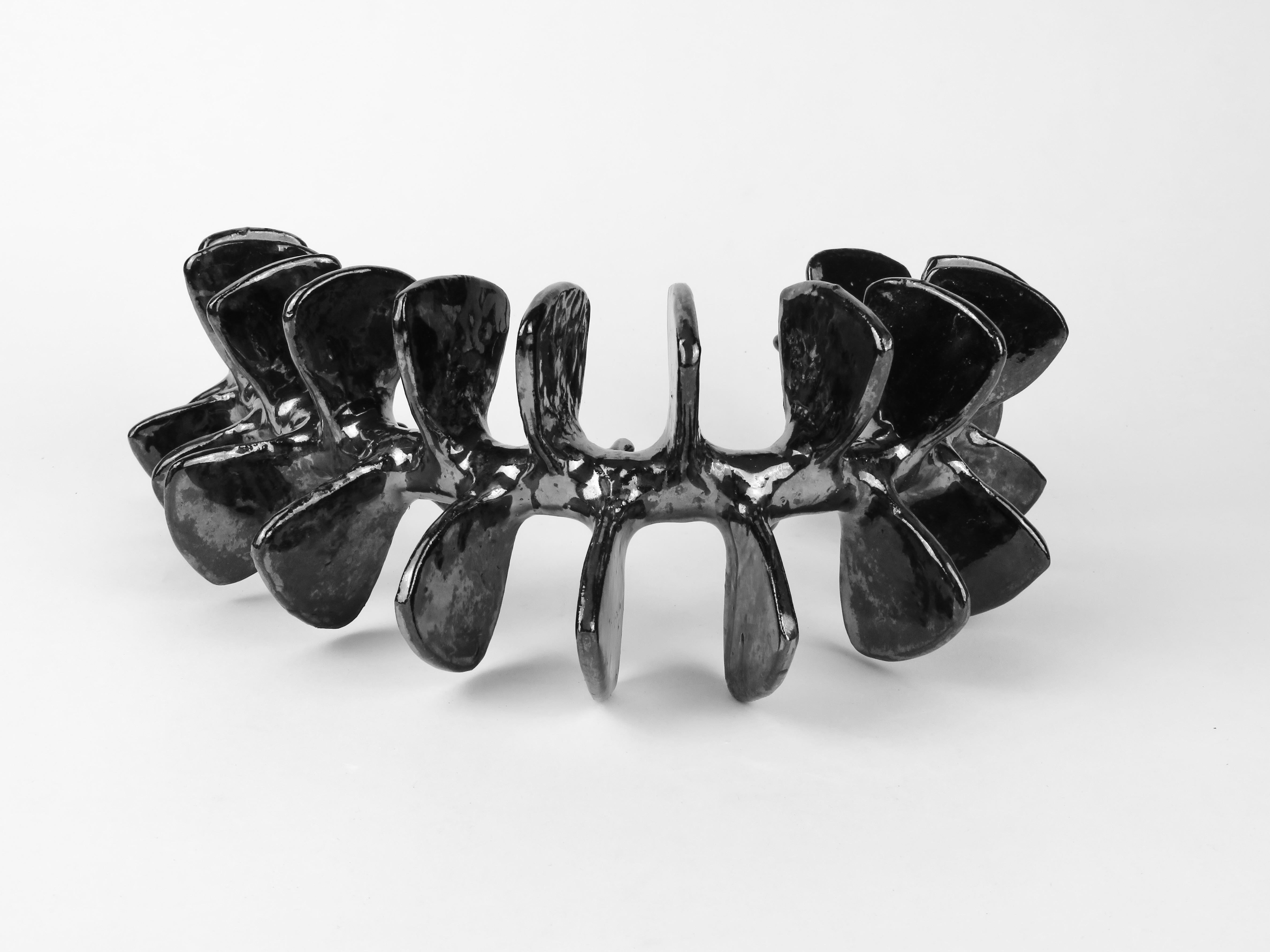 Scultura in ceramica, colonna vertebrale scheletrica curva e in piedi con smalto nero metallizzato in vendita 4