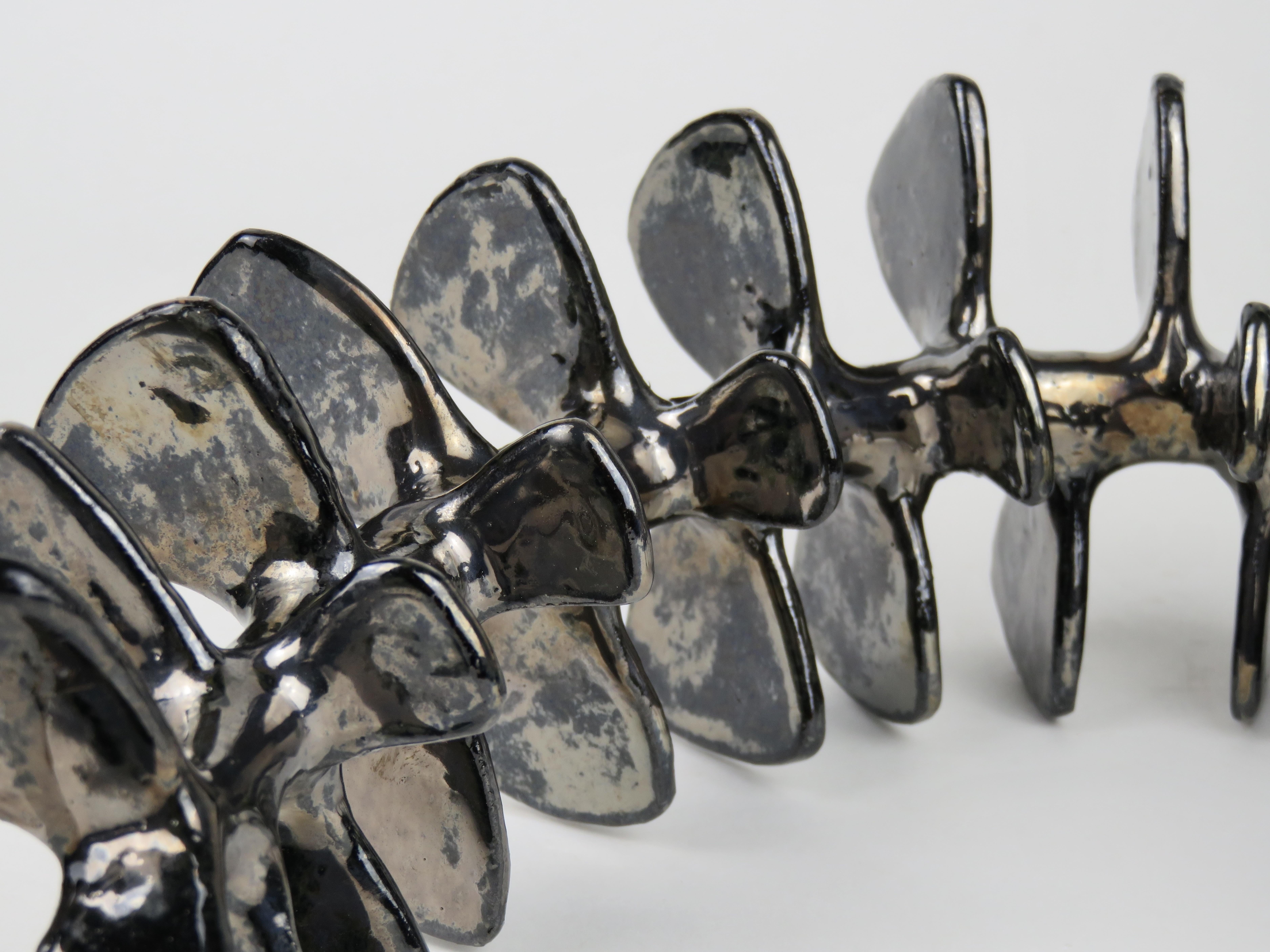 Scultura in ceramica, colonna vertebrale scheletrica curva e in piedi con smalto nero metallizzato in vendita 5