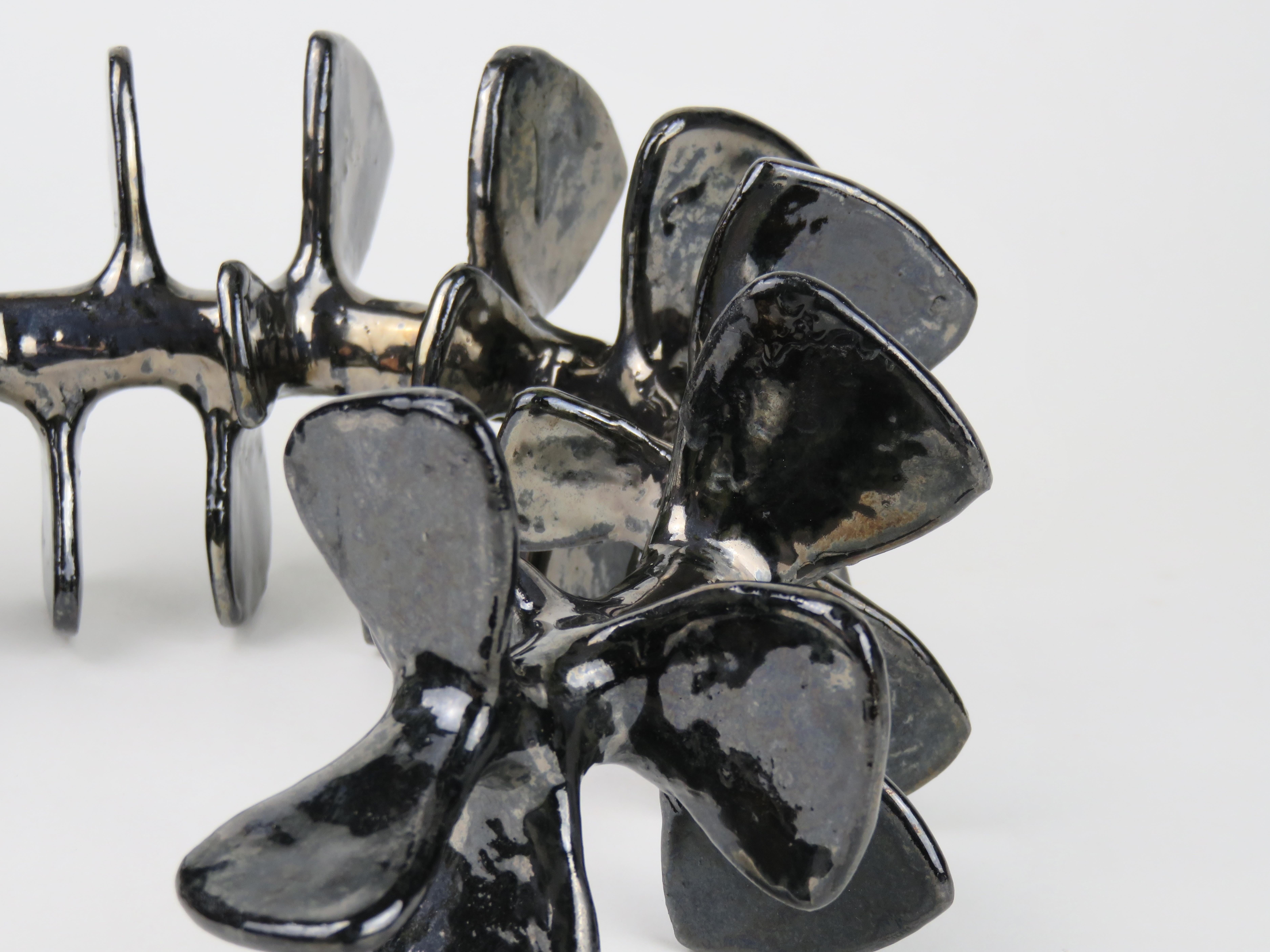 Scultura in ceramica, colonna vertebrale scheletrica curva e in piedi con smalto nero metallizzato in vendita 6