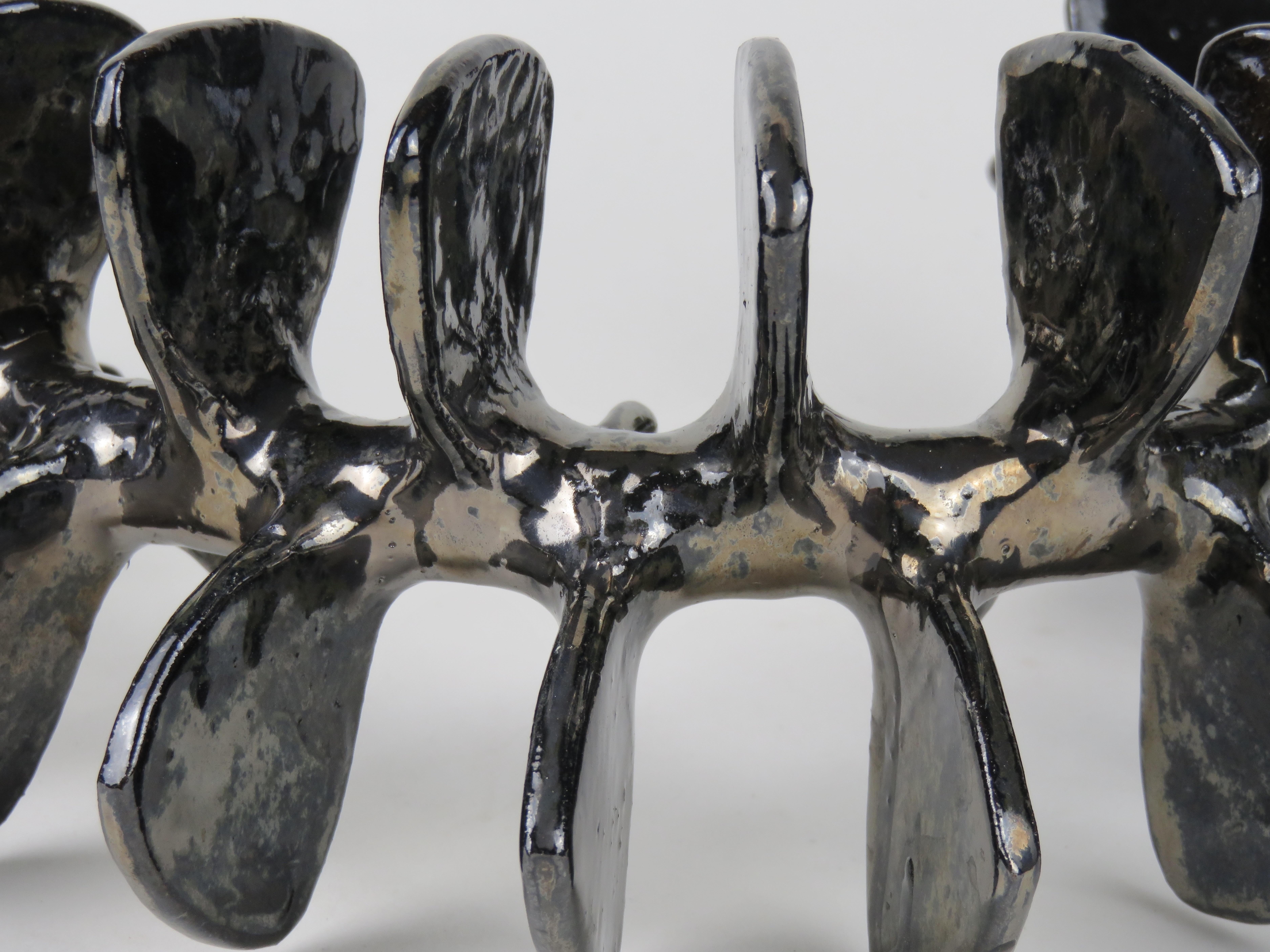 Scultura in ceramica, colonna vertebrale scheletrica curva e in piedi con smalto nero metallizzato in vendita 7