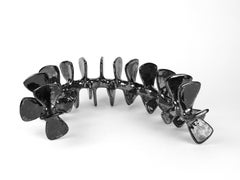 Scultura in ceramica, colonna vertebrale scheletrica curva e in piedi con smalto nero metallizzato