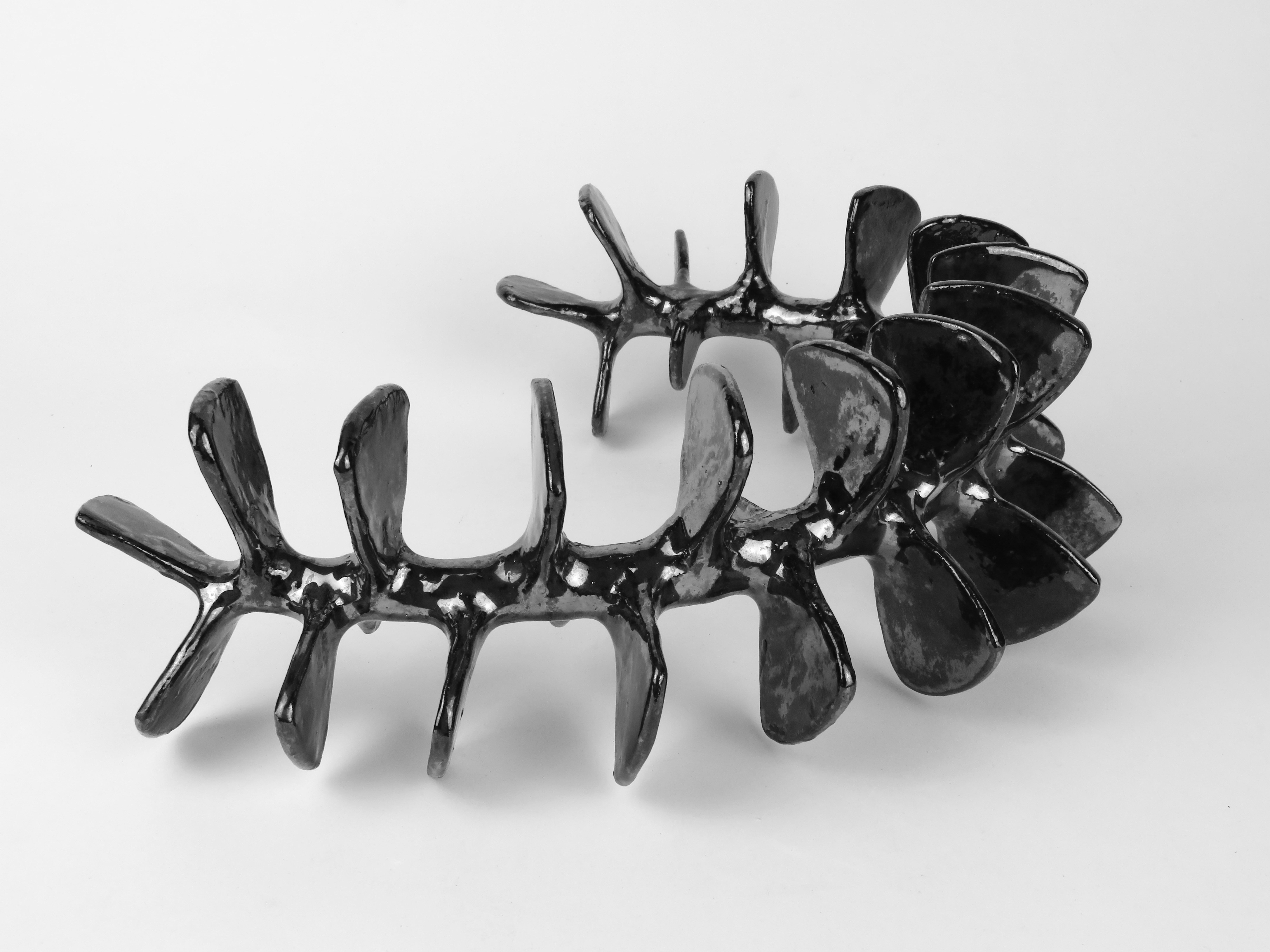 Americano Scultura in ceramica, colonna vertebrale scheletrica curva e in piedi con smalto nero metallizzato in vendita