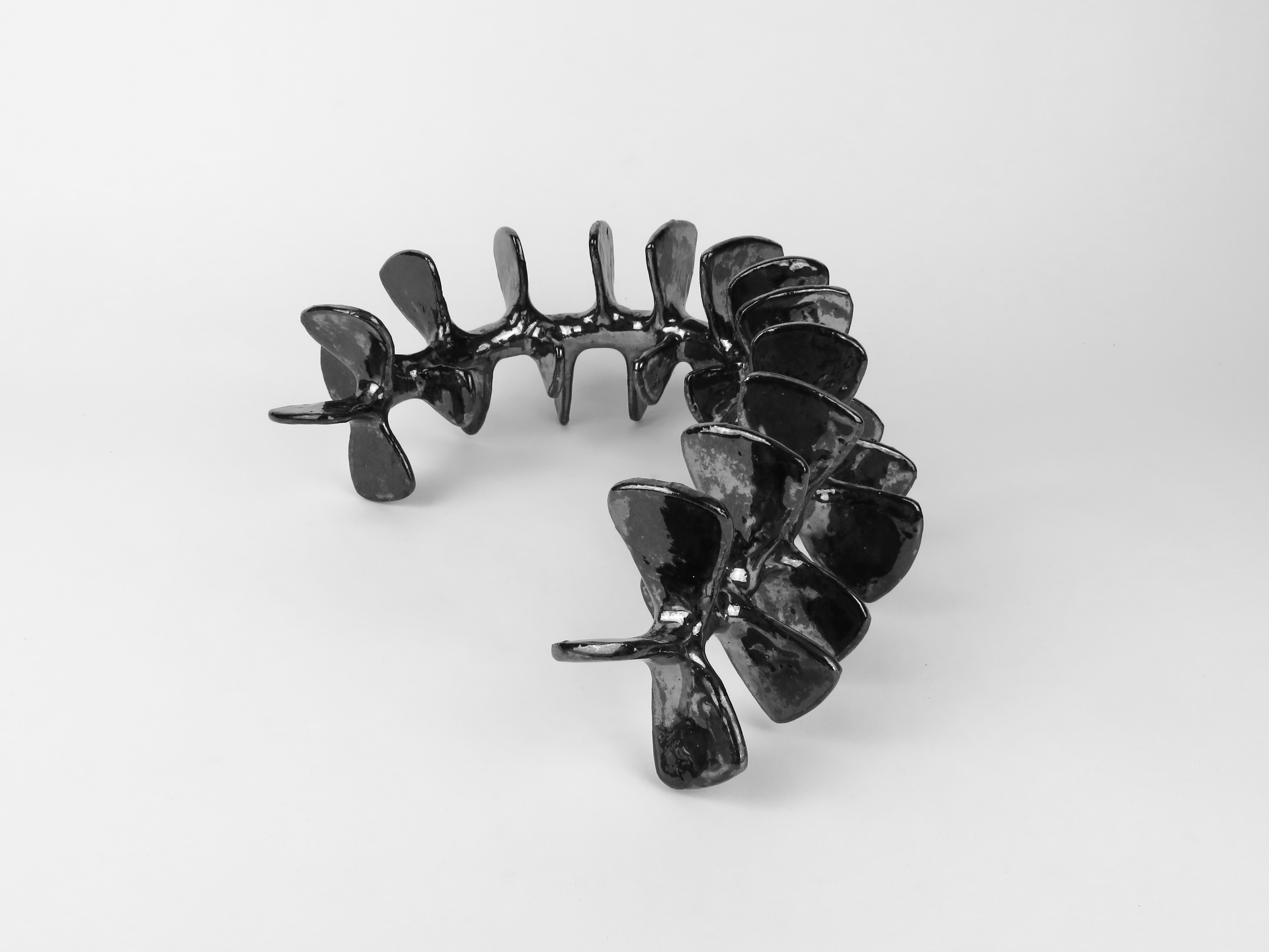 Smaltato Scultura in ceramica, colonna vertebrale scheletrica curva e in piedi con smalto nero metallizzato in vendita