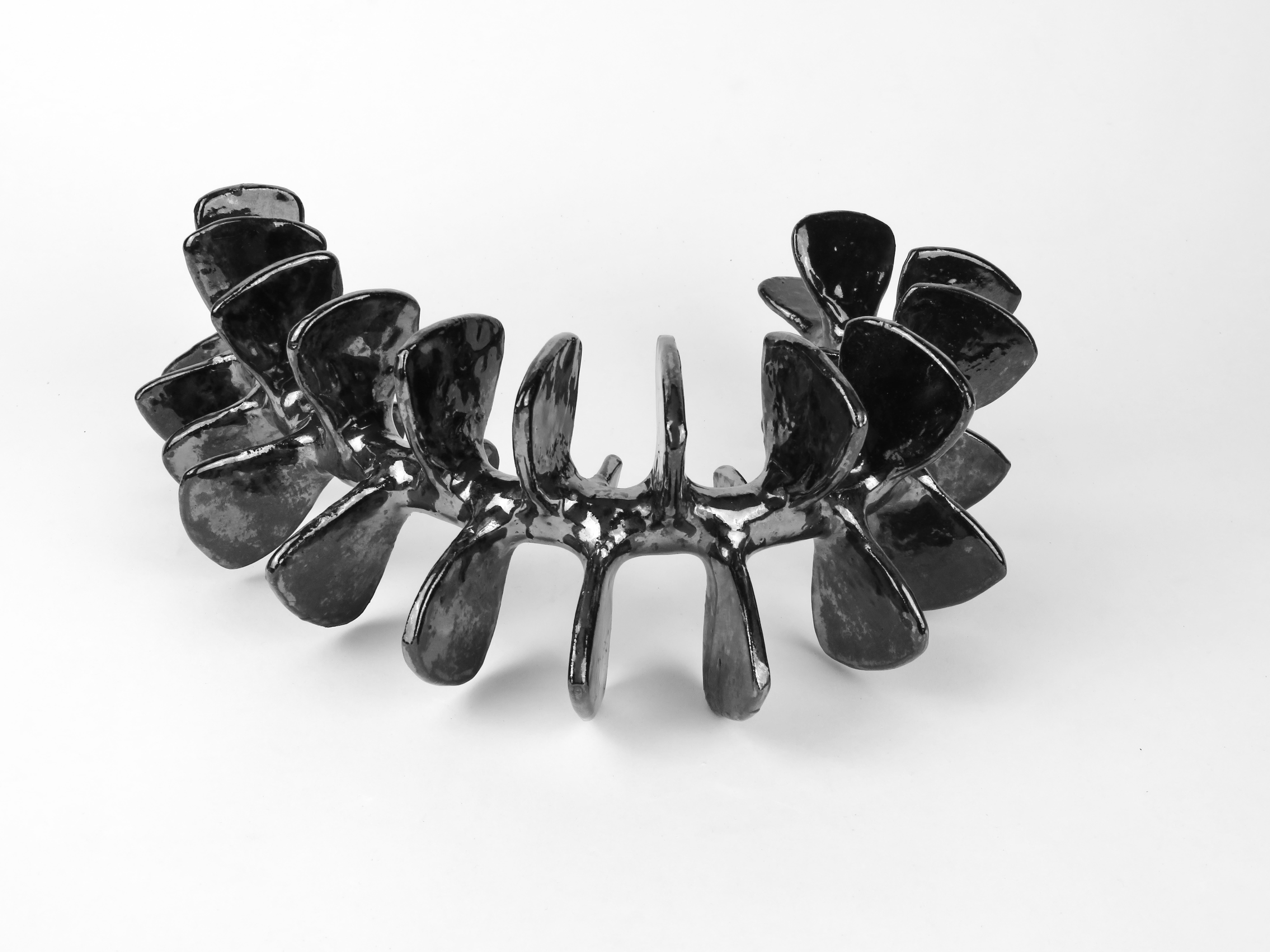 Scultura in ceramica, colonna vertebrale scheletrica curva e in piedi con smalto nero metallizzato In condizioni Nuovo in vendita a New York, NY