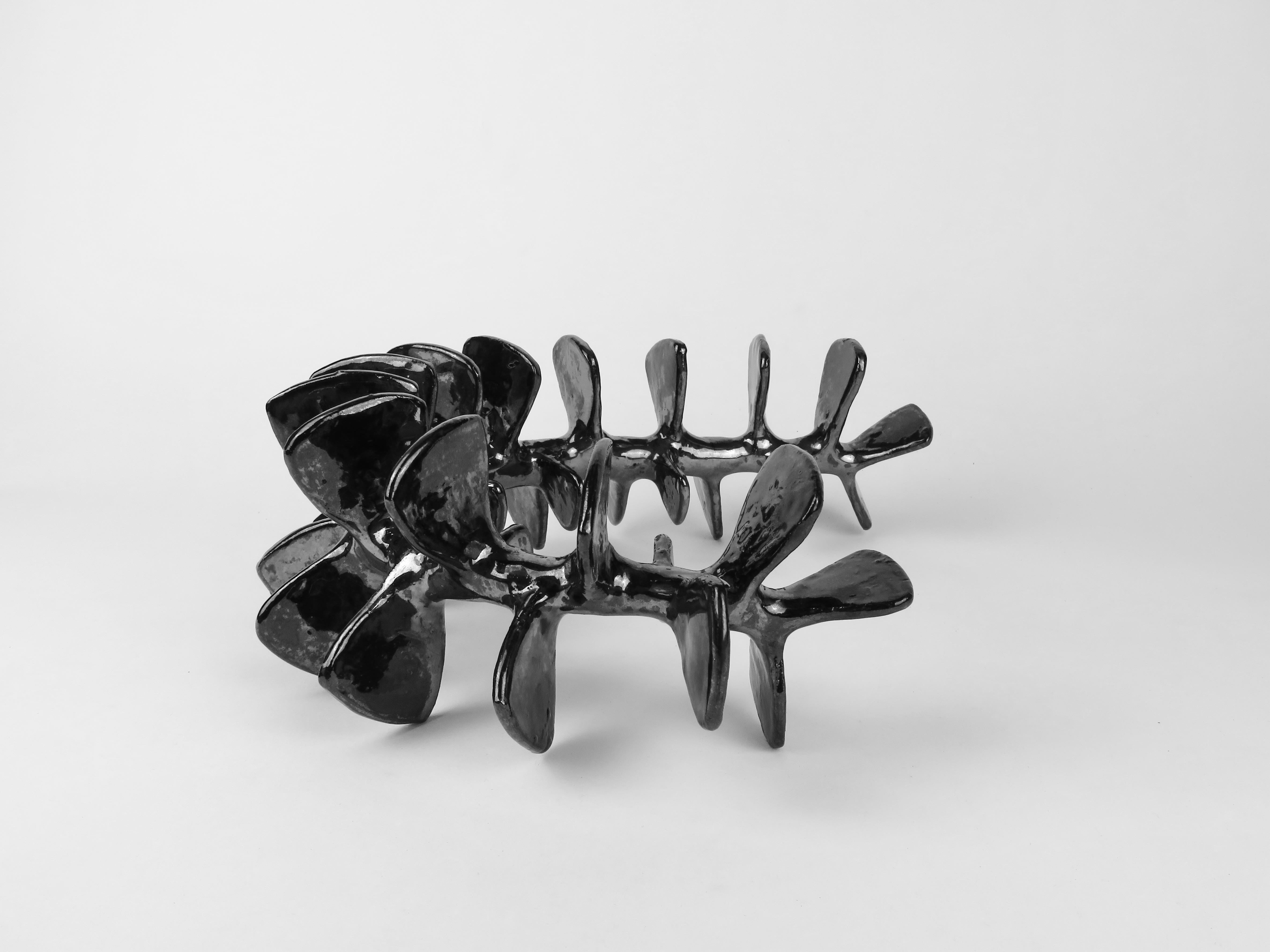 XXI secolo e contemporaneo Scultura in ceramica, colonna vertebrale scheletrica curva e in piedi con smalto nero metallizzato in vendita