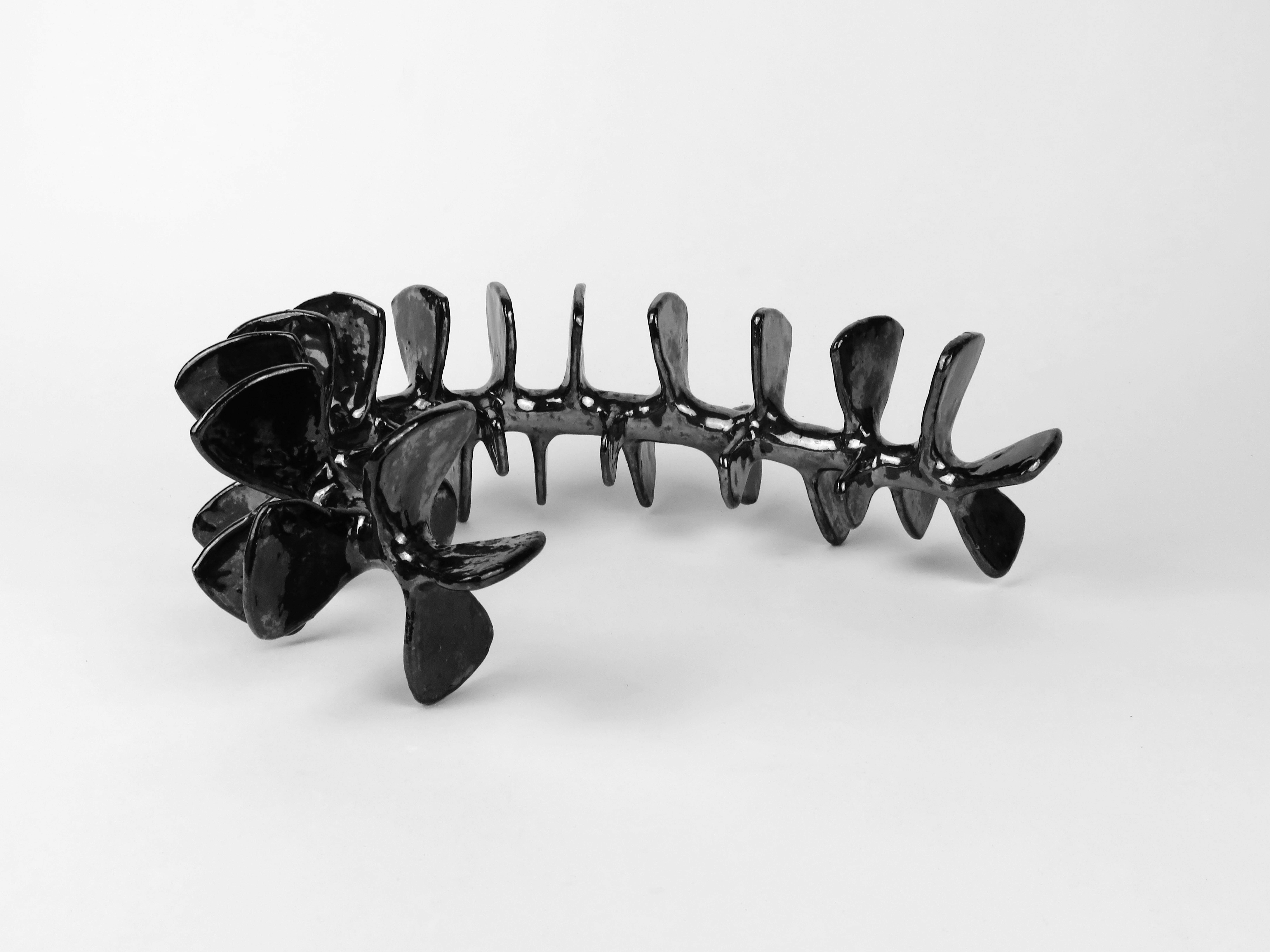 Ceramica Scultura in ceramica, colonna vertebrale scheletrica curva e in piedi con smalto nero metallizzato in vendita