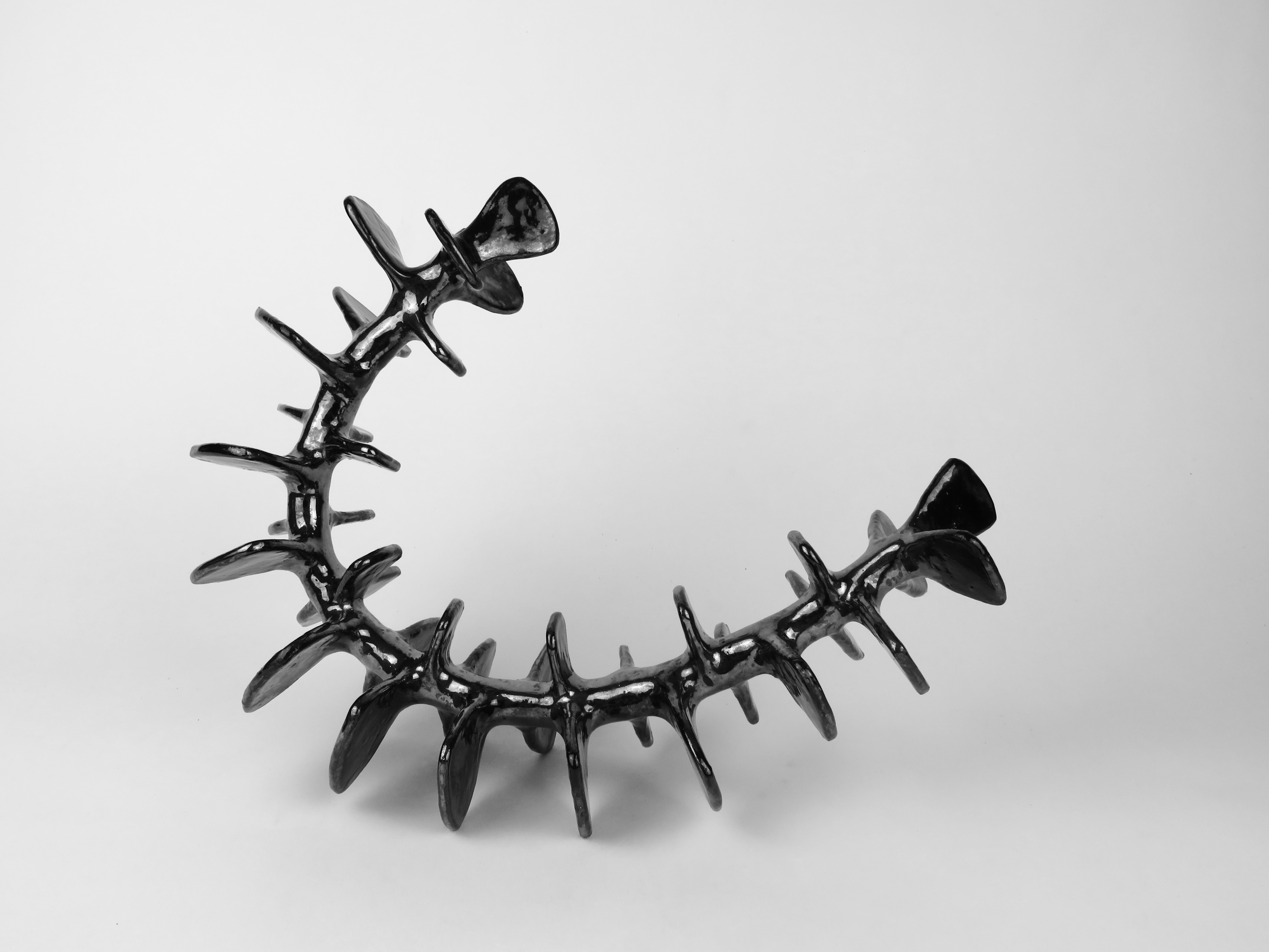 Scultura in ceramica, colonna vertebrale scheletrica curva e in piedi con smalto nero metallizzato in vendita 1