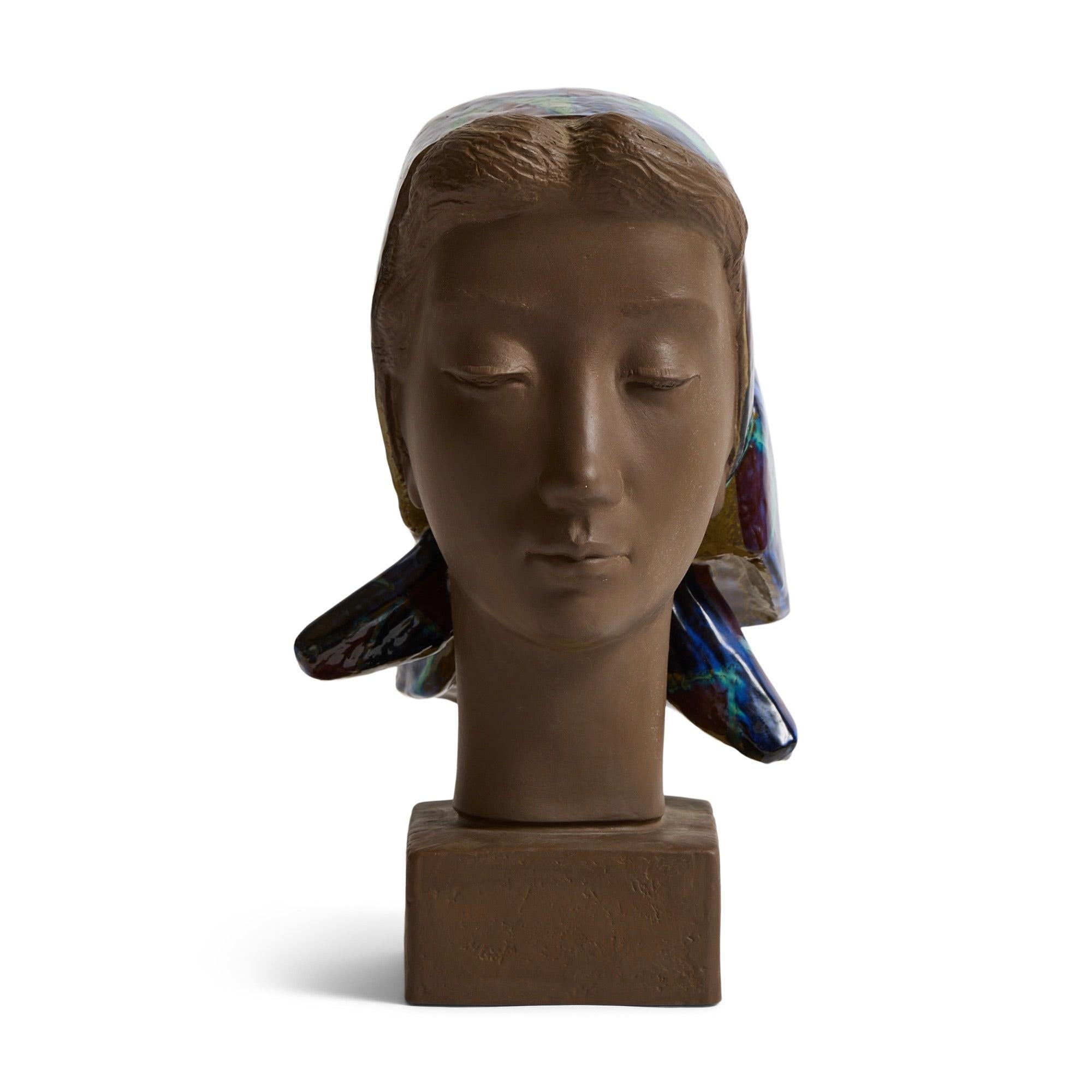 Busto di donna in gres con foulard multicolore.
