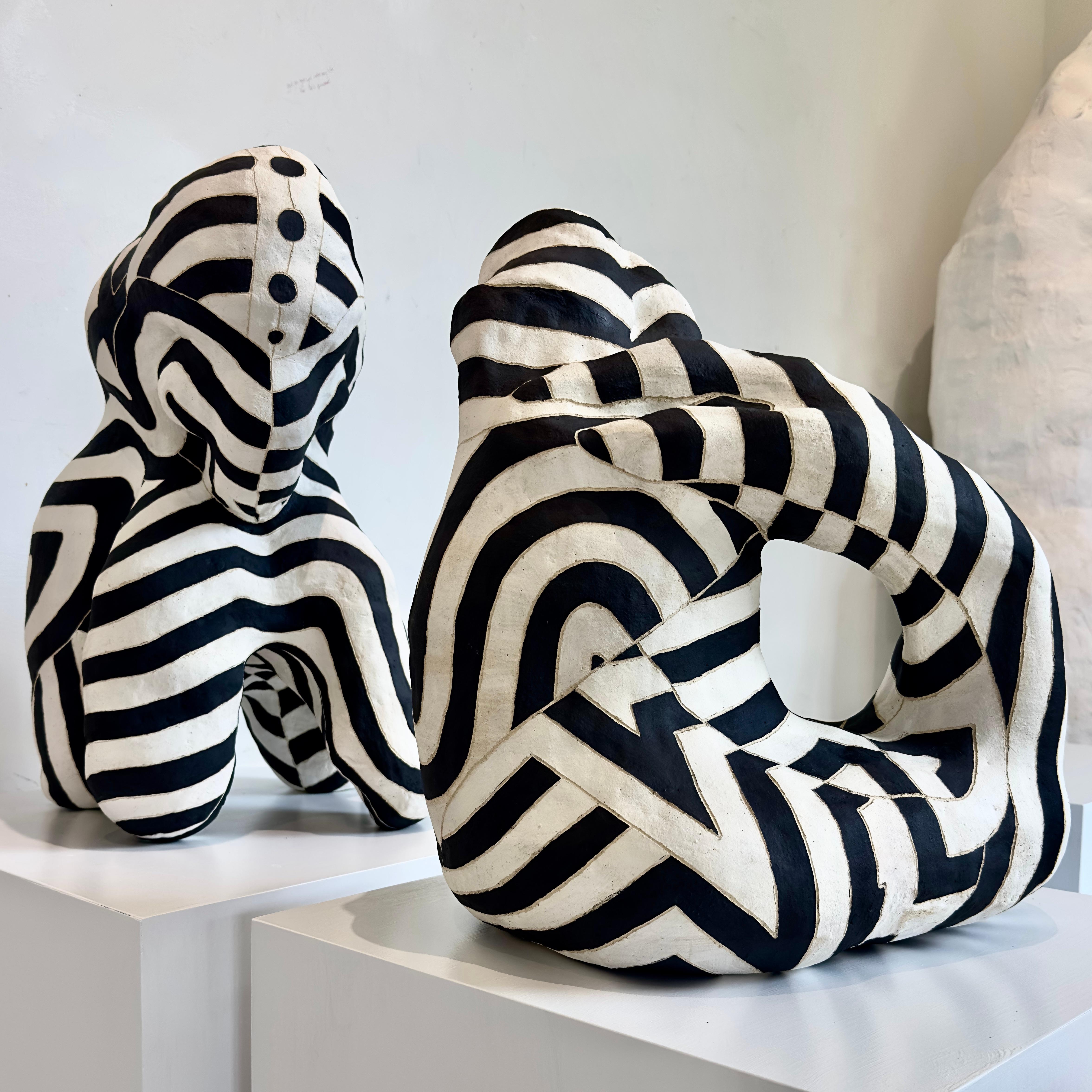 Americano scultura in ceramica in bianco e nero in vendita