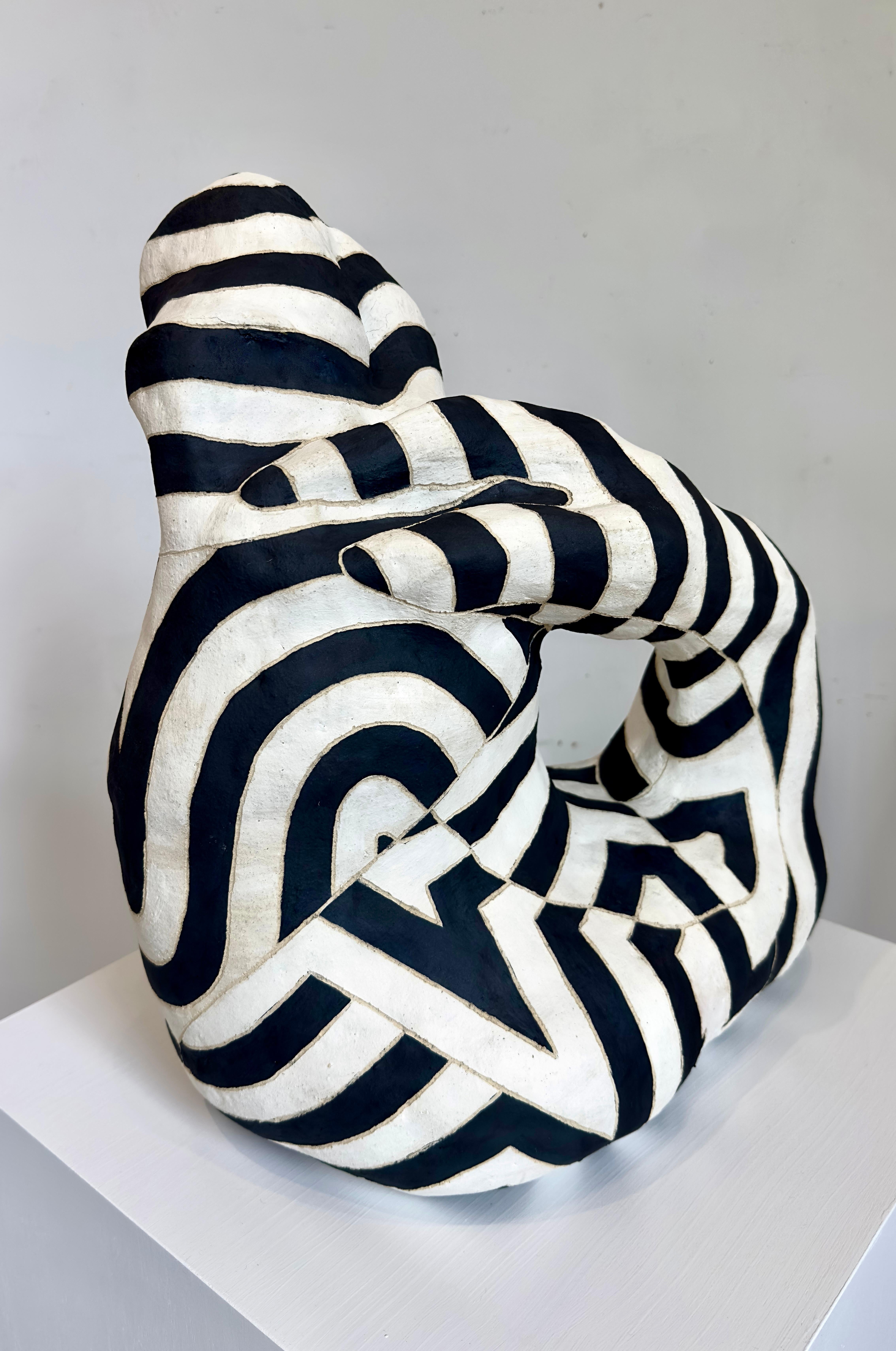 XXI secolo e contemporaneo scultura in ceramica in bianco e nero in vendita