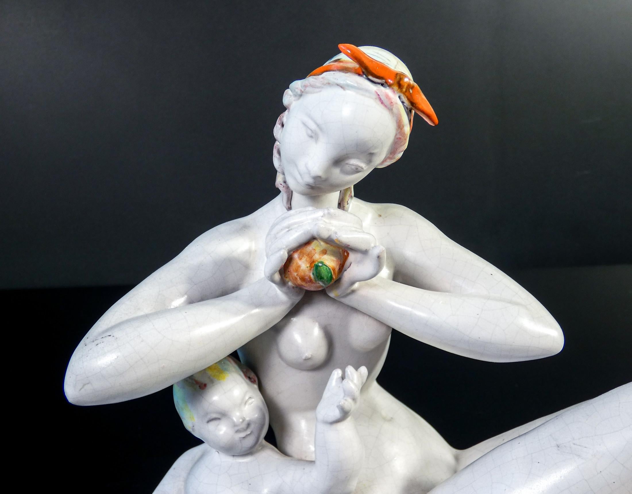 italien Sculpture en céramique « Femme nue avec enfant » d'Eugenio PATTARINO. Italie, années 1920 en vente