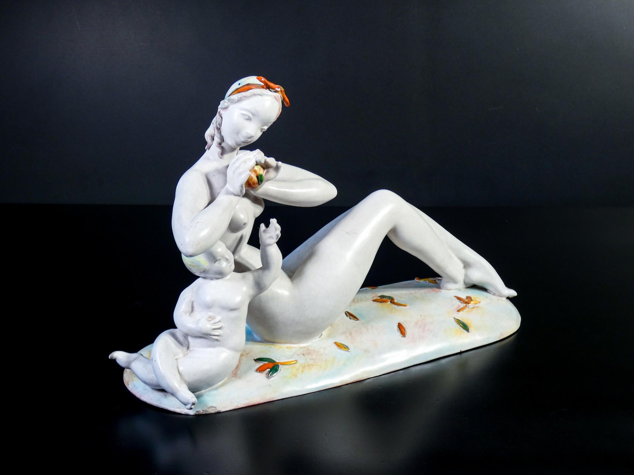 Céramique Sculpture en céramique « Femme nue avec enfant » d'Eugenio PATTARINO. Italie, années 1920 en vente