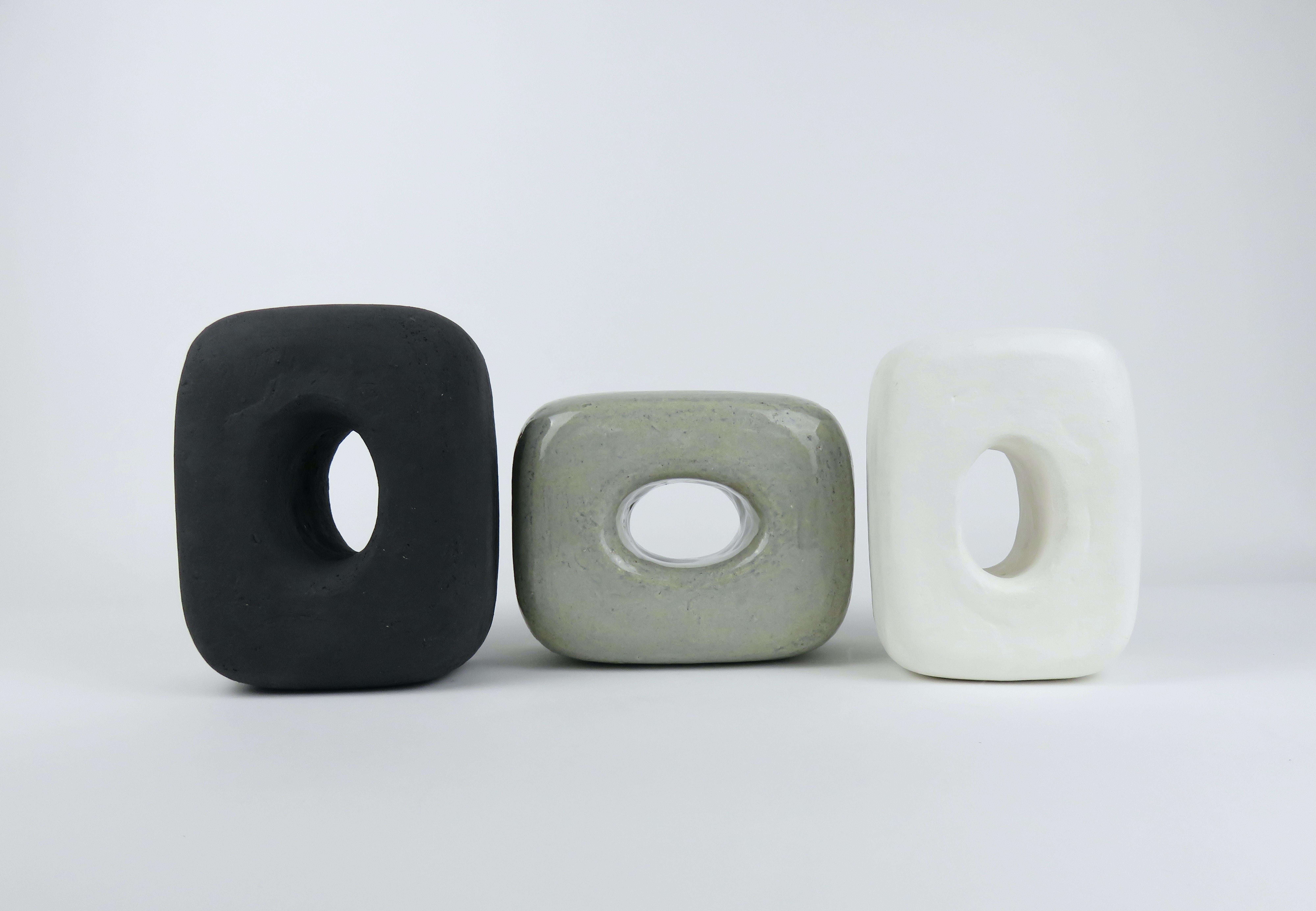 Sculpture en céramique, cube ovale avec ouverture ovale en glaçure grise brillante en vente 5