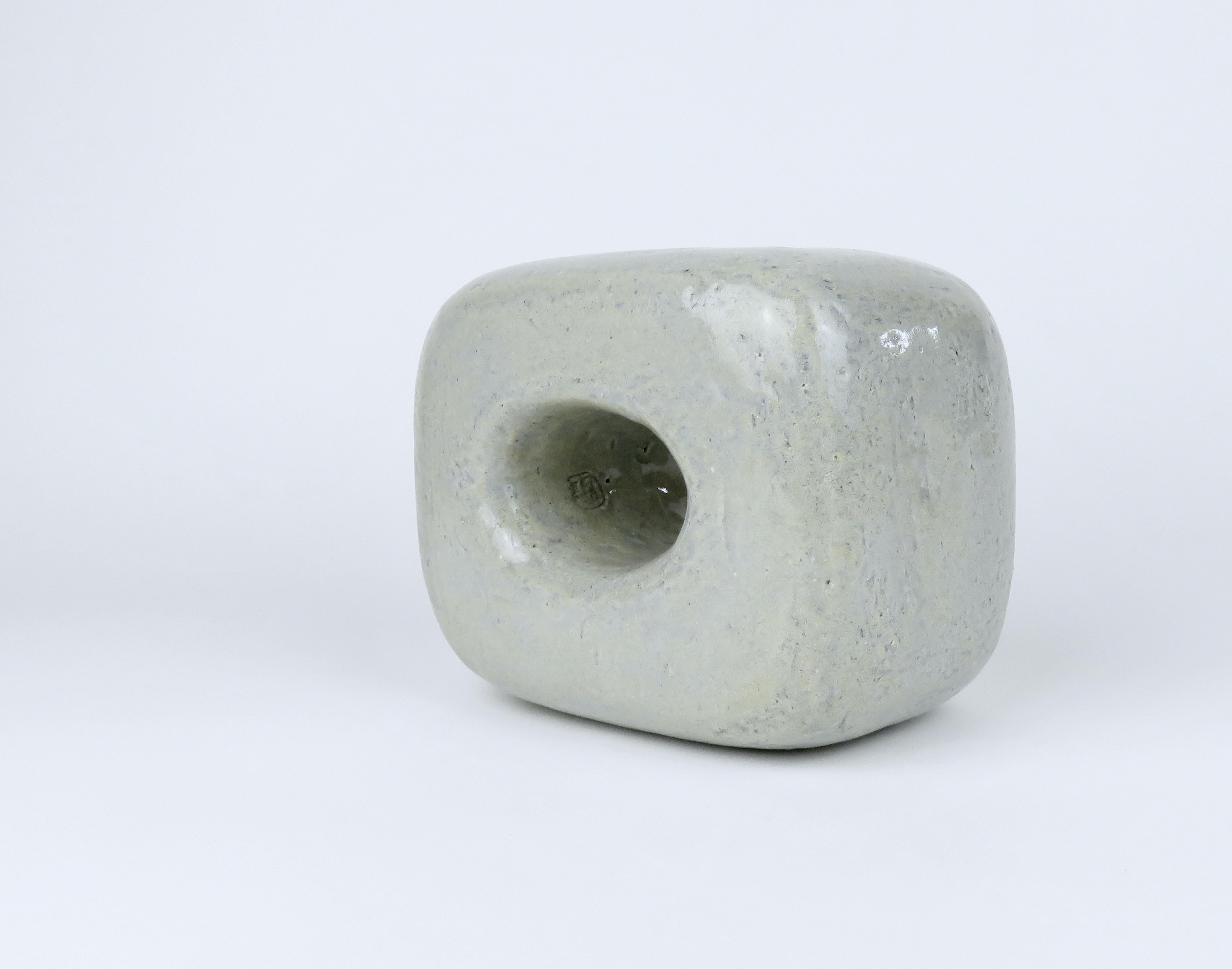 Organique Sculpture en céramique, cube ovale avec ouverture ovale en glaçure grise brillante en vente