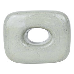 Scultura in ceramica, cubo oblungo con apertura ovale con smalto grigio lucido