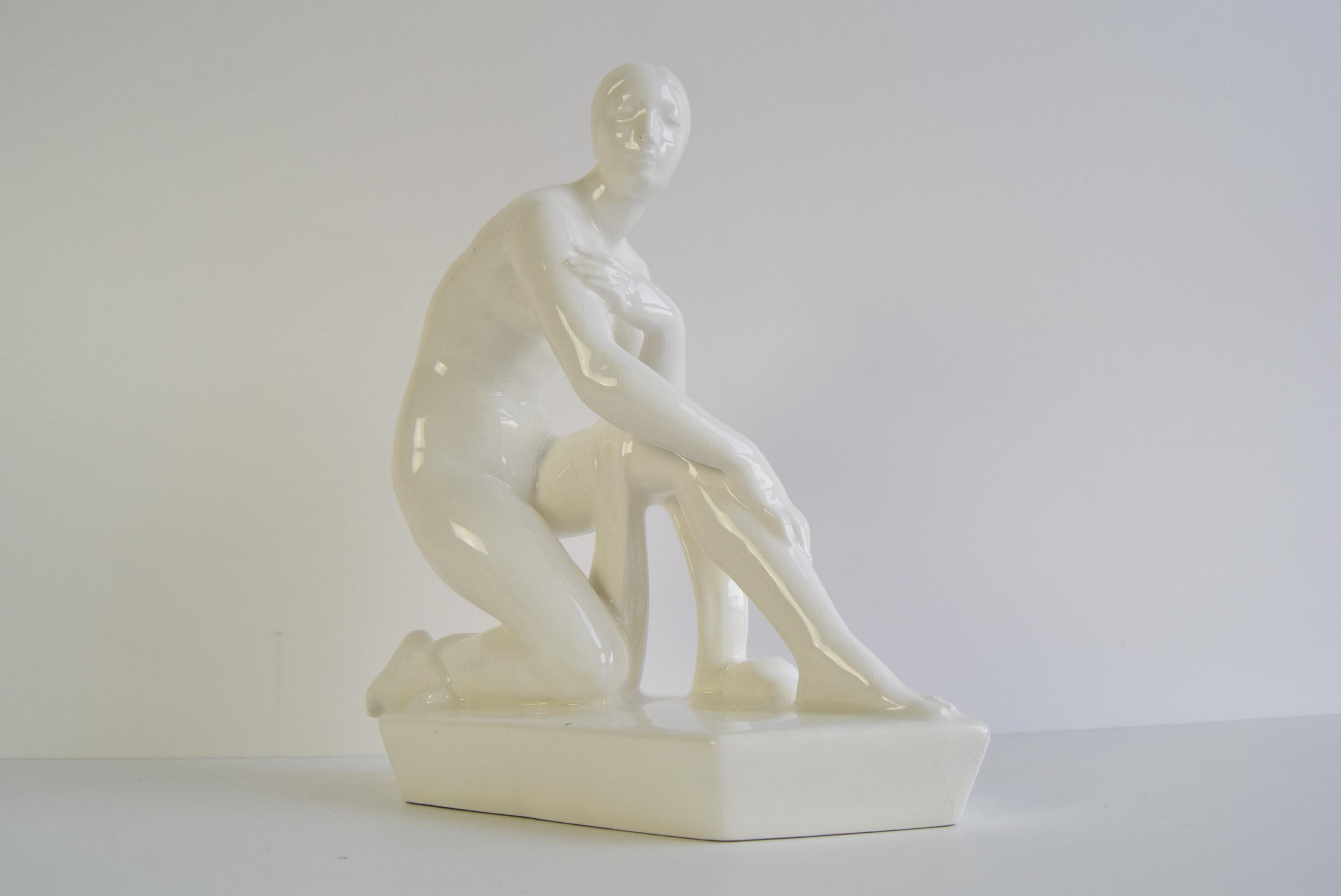 
La statuetta presenta segni d'uso e lievi graffi e macchie (vedi foto).
Firmato
Hubert Kovařík è stato un importante scultore, ceramista e pittore ceco nato nel 1888 in Cecoslovacchia.