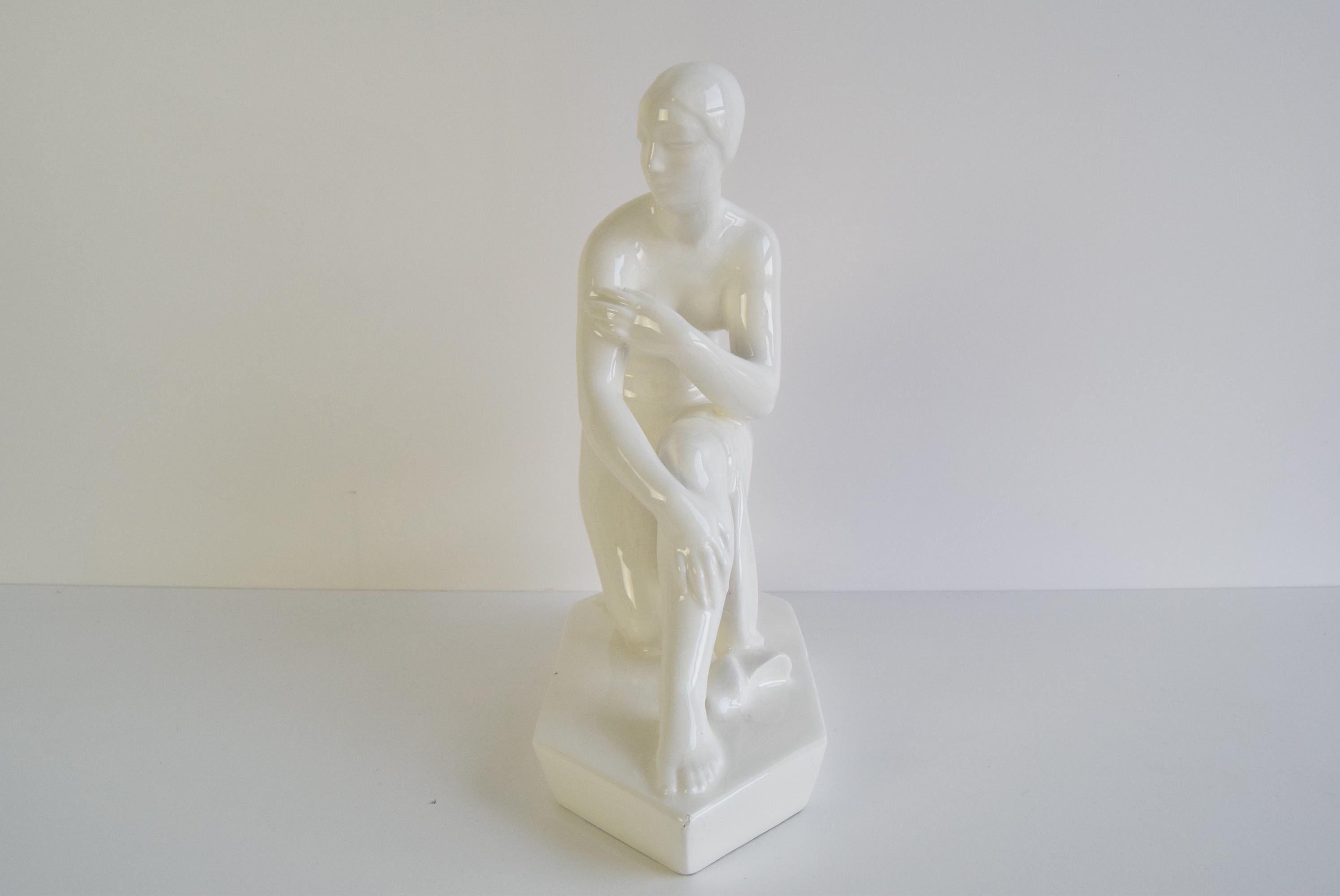 Art Déco Scultura in ceramica di una donna nuda di Hubert Kovařík/Svitavka, circa 1920. in vendita