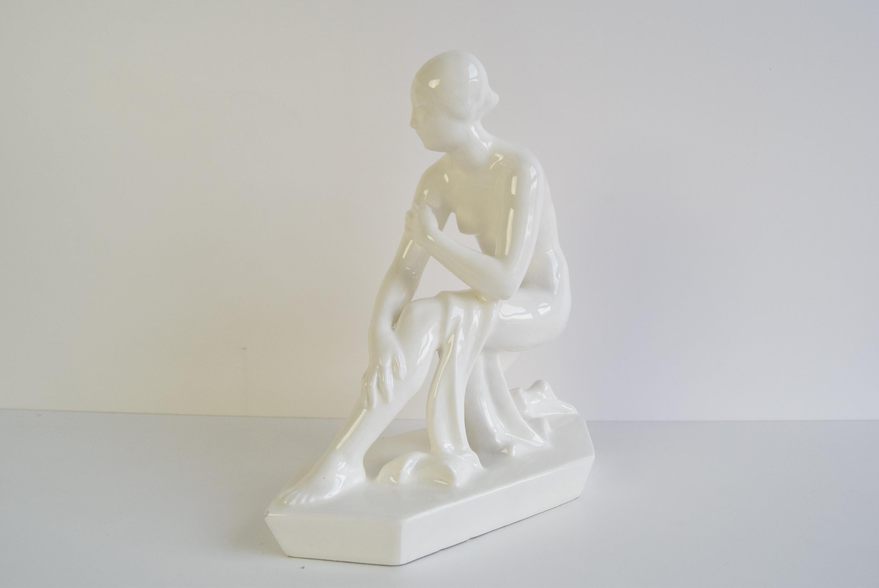 Ceco Scultura in ceramica di una donna nuda di Hubert Kovařík/Svitavka, circa 1920. in vendita