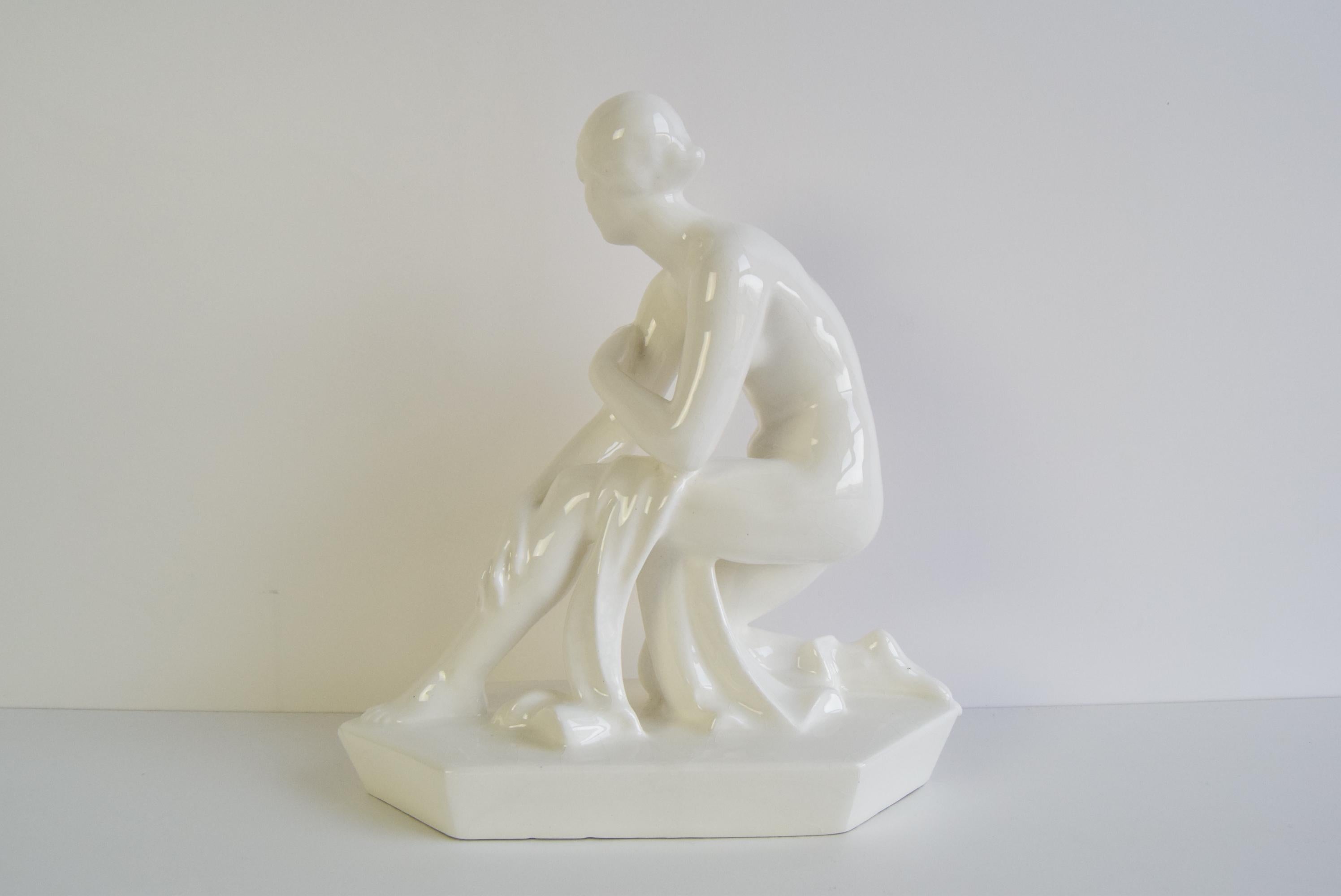 Scultura in ceramica di una donna nuda di Hubert Kovařík/Svitavka, circa 1920. In condizioni discrete in vendita a Praha, CZ