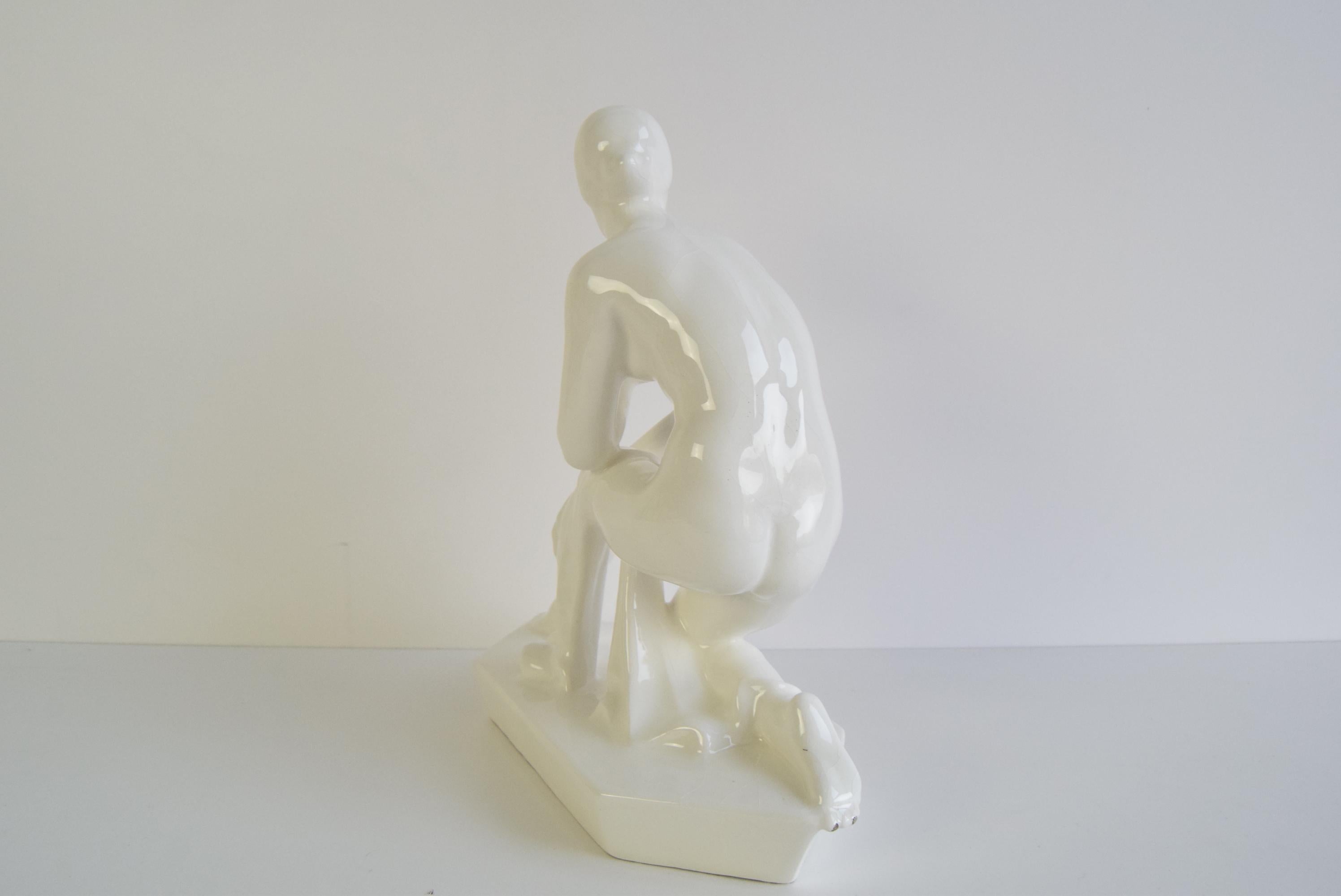 Inizio XX secolo Scultura in ceramica di una donna nuda di Hubert Kovařík/Svitavka, circa 1920. in vendita