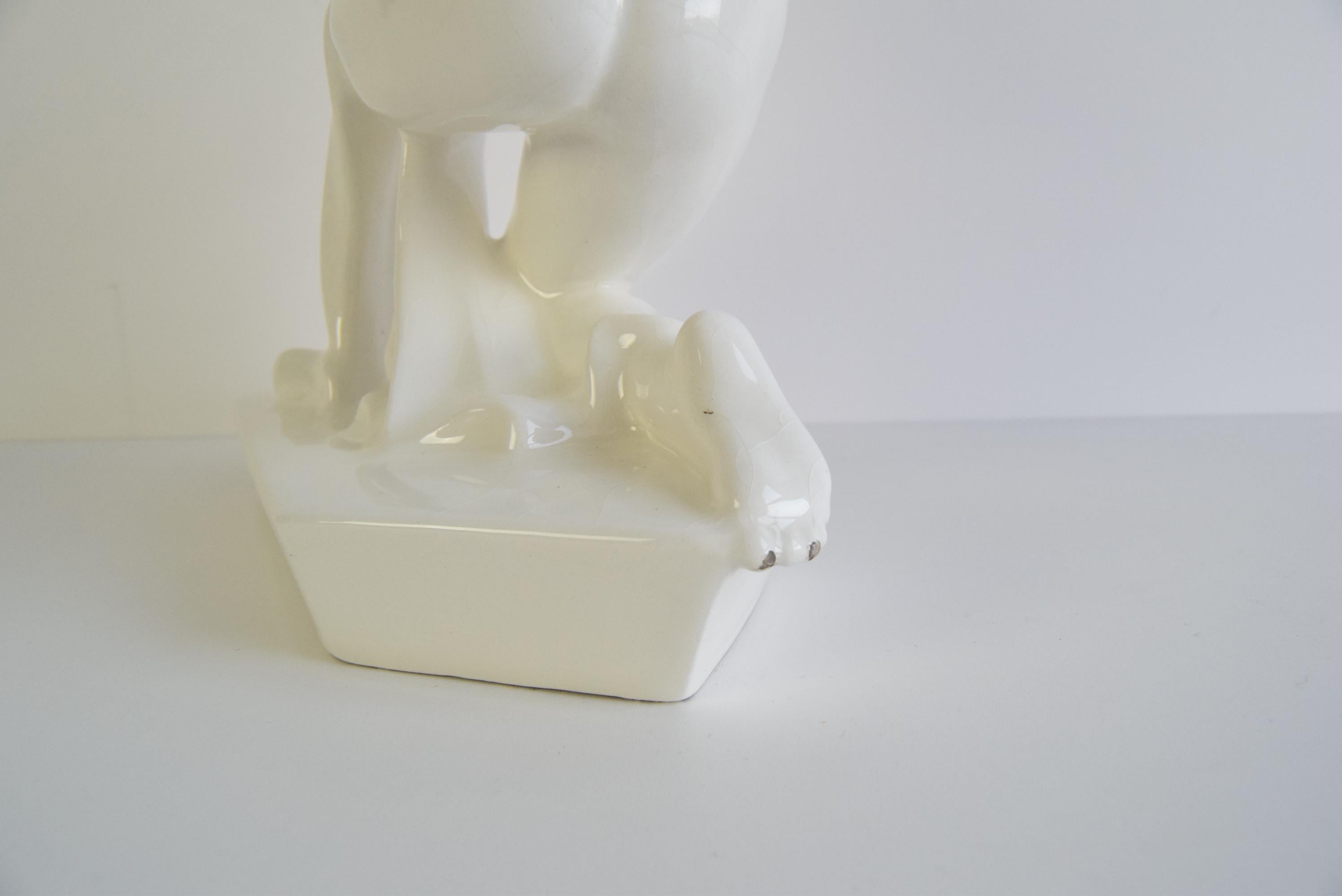 Ceramica Scultura in ceramica di una donna nuda di Hubert Kovařík/Svitavka, circa 1920. in vendita