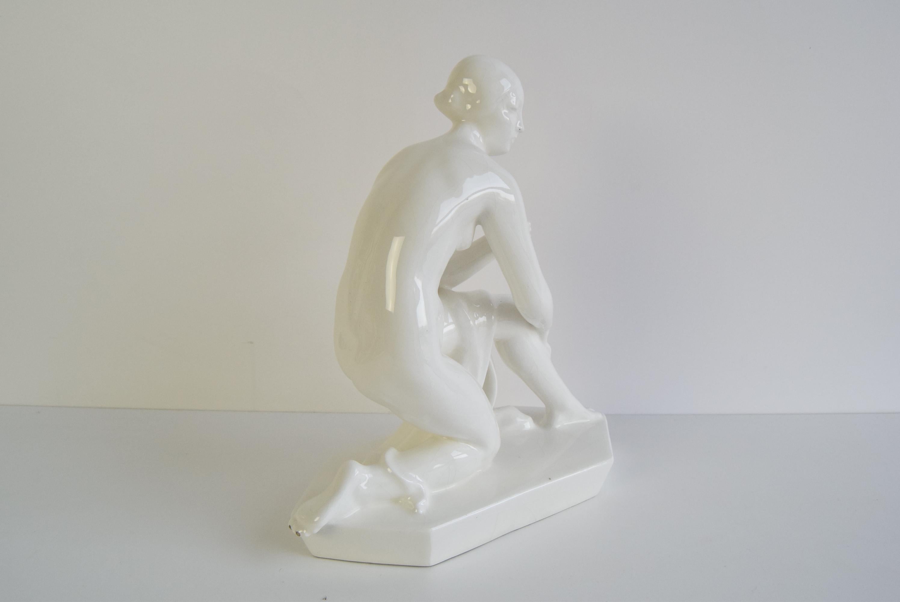 Scultura in ceramica di una donna nuda di Hubert Kovařík/Svitavka, circa 1920. in vendita 1
