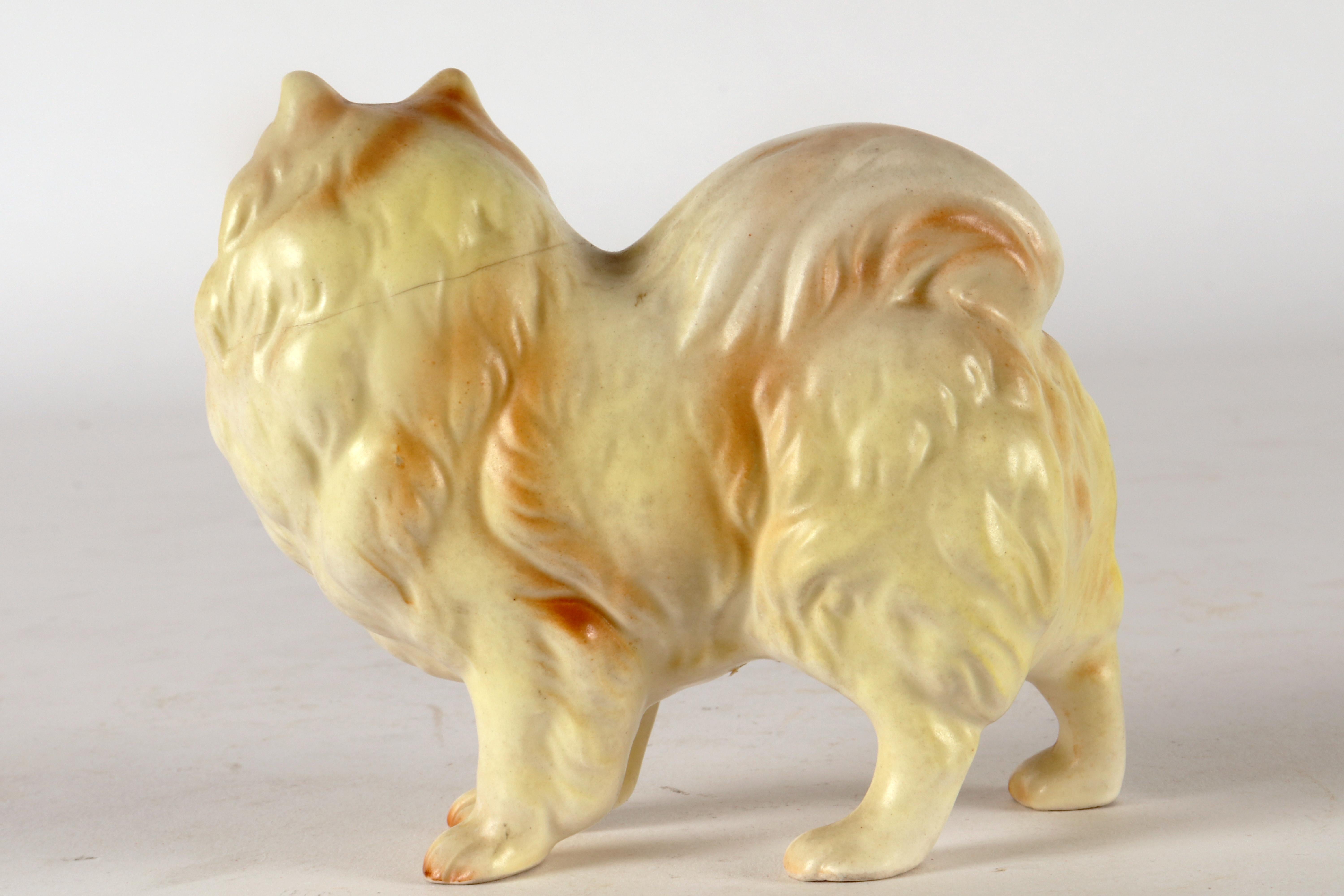 Ceramic sculpture of a Pomeranian dog, England 1950.   In Good Condition For Sale In Milan, IT