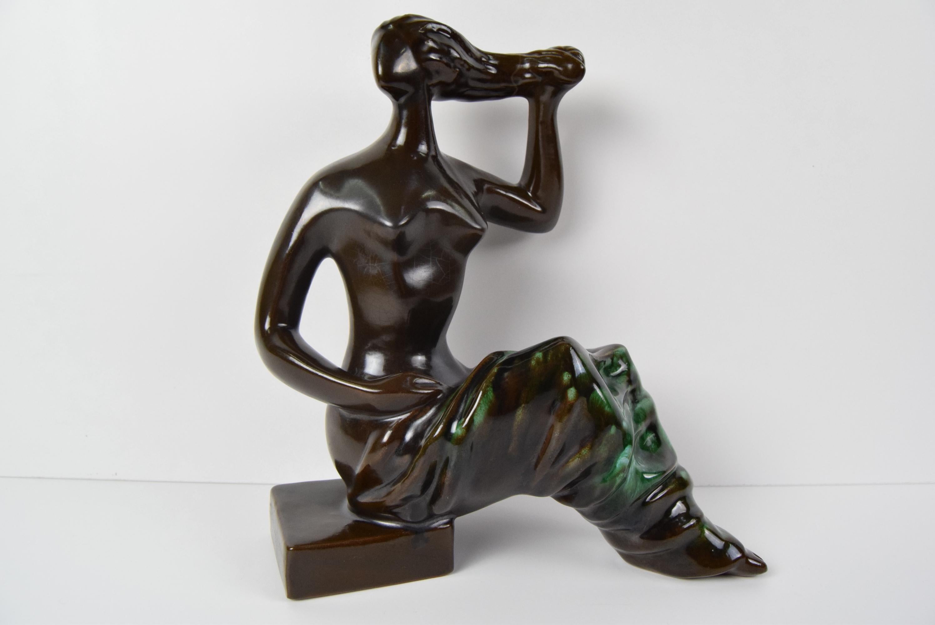 Keramische Skulptur einer sitzenden Frau von Jitka Forejtová. 1960's.  (Moderne der Mitte des Jahrhunderts) im Angebot