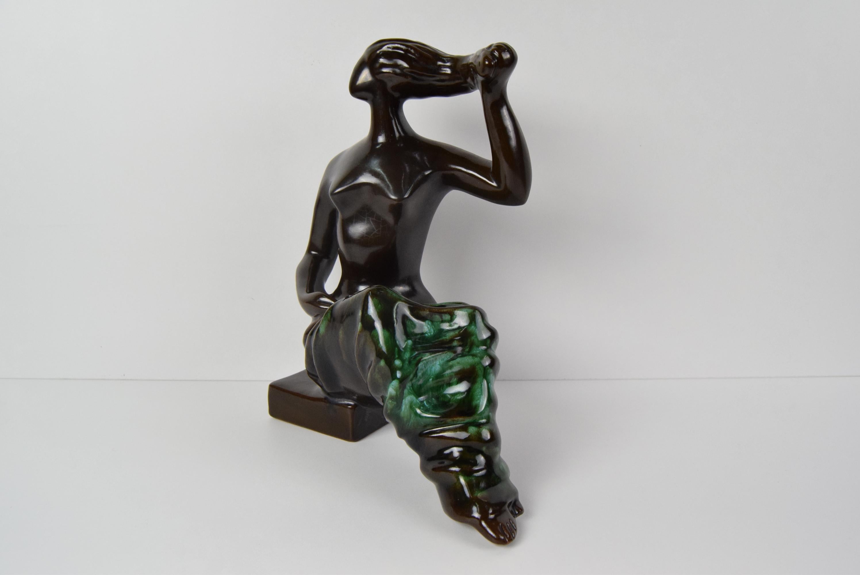 Mid-Century Modern Ceramic Sculpture of a Sitting Woman by Jitka Forejtová. 1960's.  For Sale