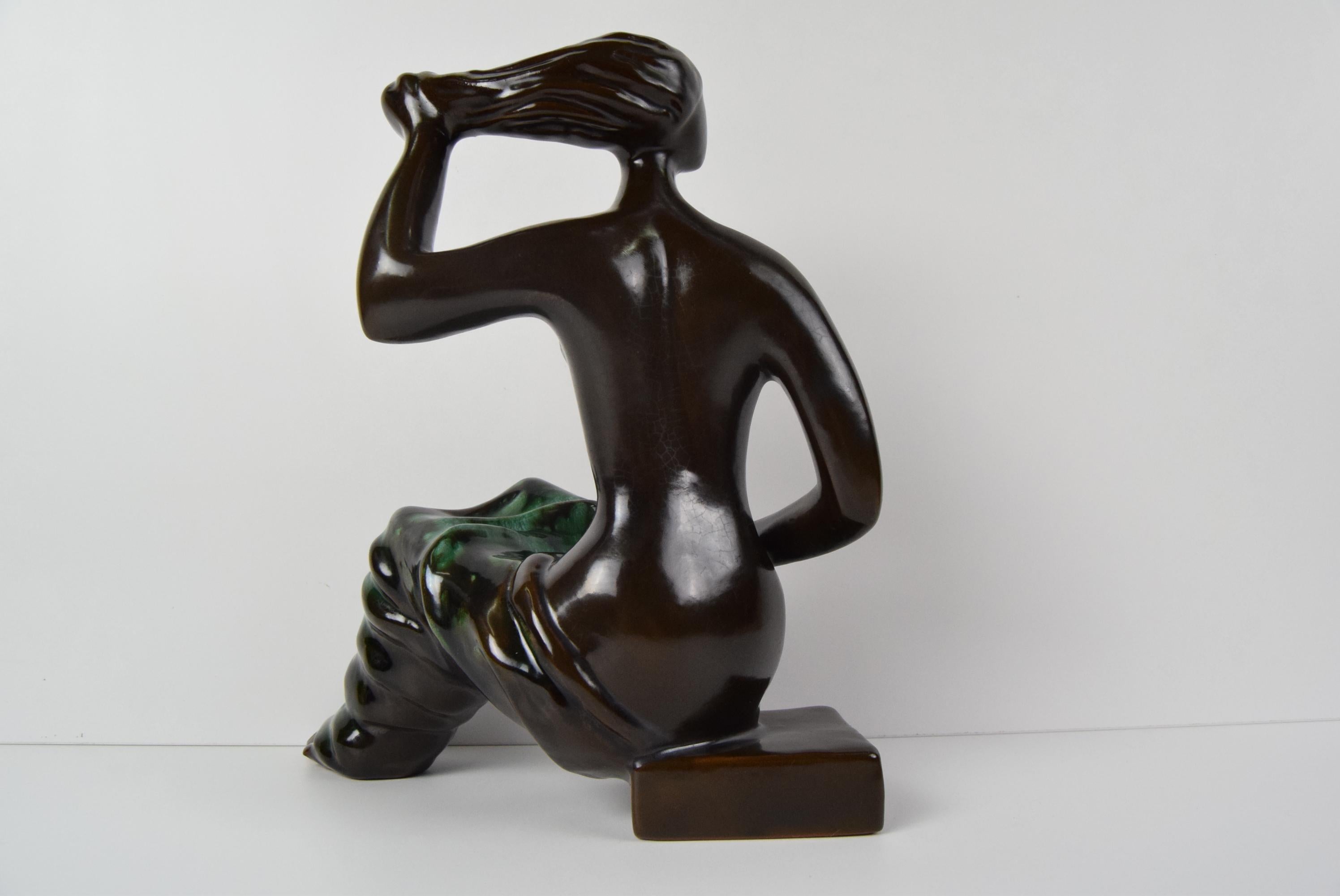 Ceramic Sculpture of a Sitting Woman by Jitka Forejtová. 1960's.  In Good Condition For Sale In Praha, CZ