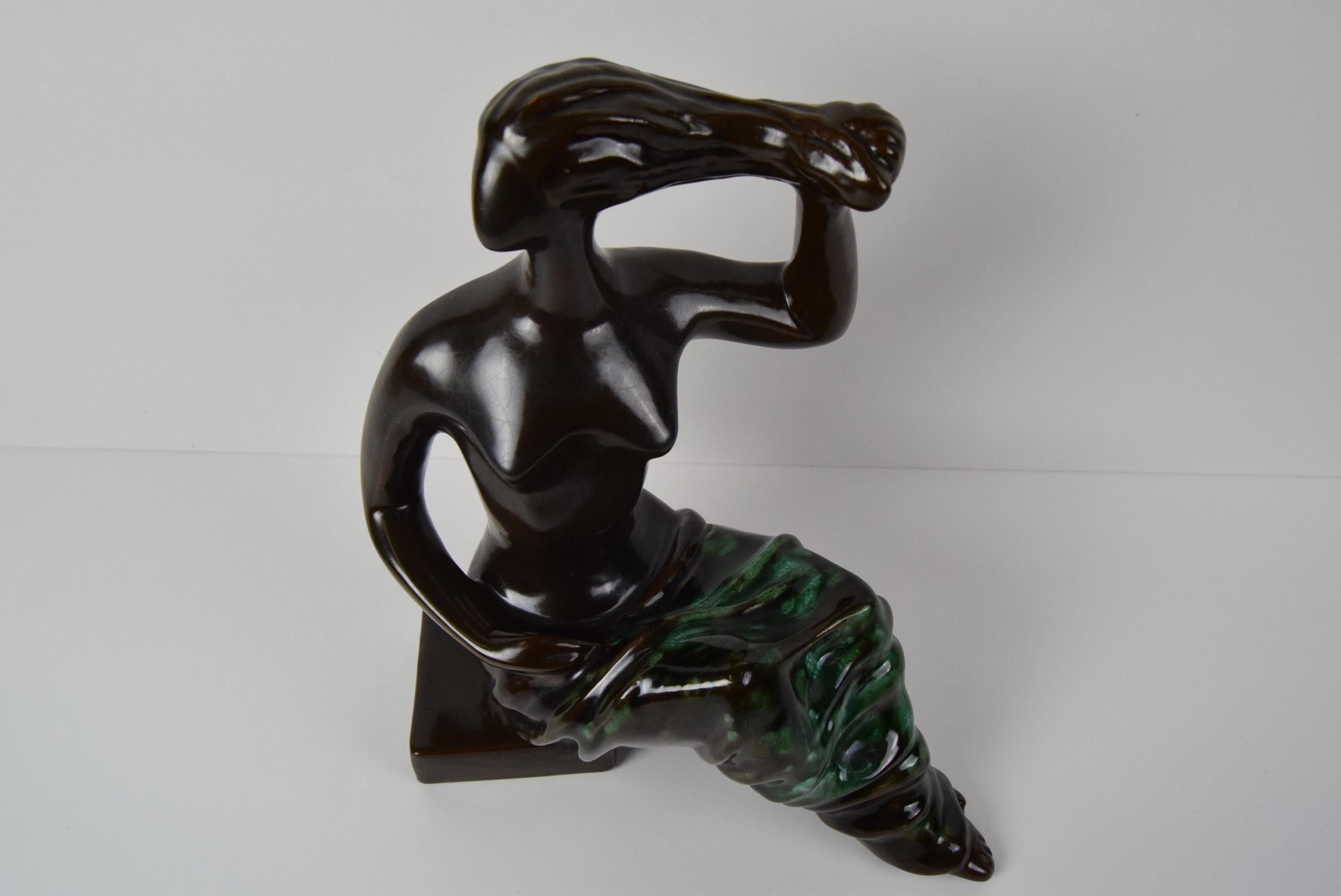 Keramische Skulptur einer sitzenden Frau von Jitka Forejtová. 1960's.  im Angebot 1